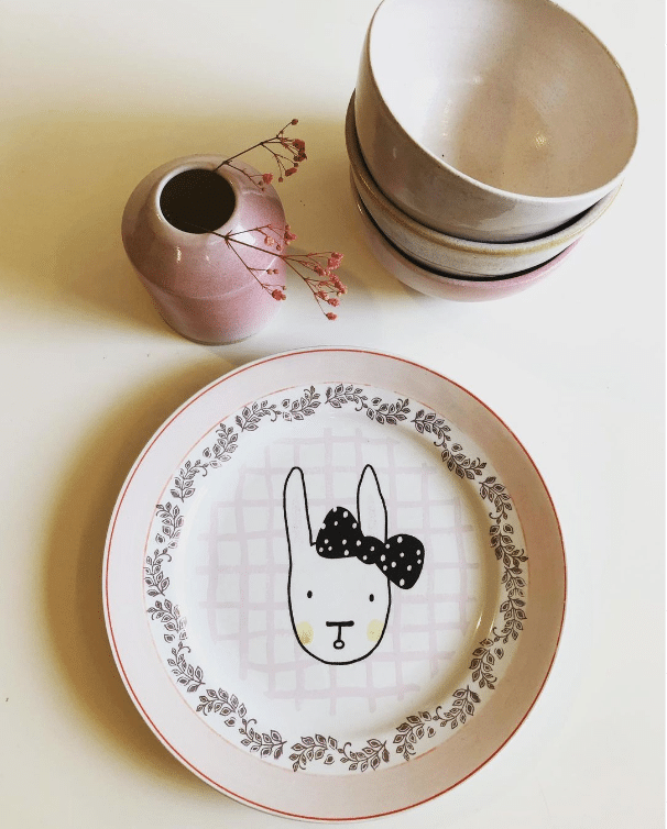 Je réalise aussi de la vaisselle vintage réémaillée avec mes illustrations, ainsi que des céramiques utilitaires.