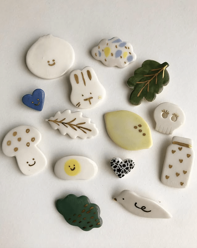 Boucles d’oreilles, broches, colliers et bagues principalement en porcelaine.