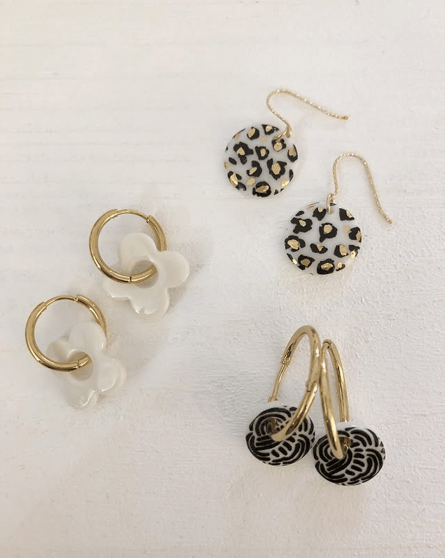 Marque de bijoux et décoration en céramique qui existe depuis 2006. Je suis installée à Cholet (49) où je réalise une collection de bijoux : boucles d’oreilles, broches, colliers et bagues principalement en porcelaine. Je réalise aussi de la vaisselle vintage réémaillée avec mes illustrations, ainsi que des céramiques utilitaires.