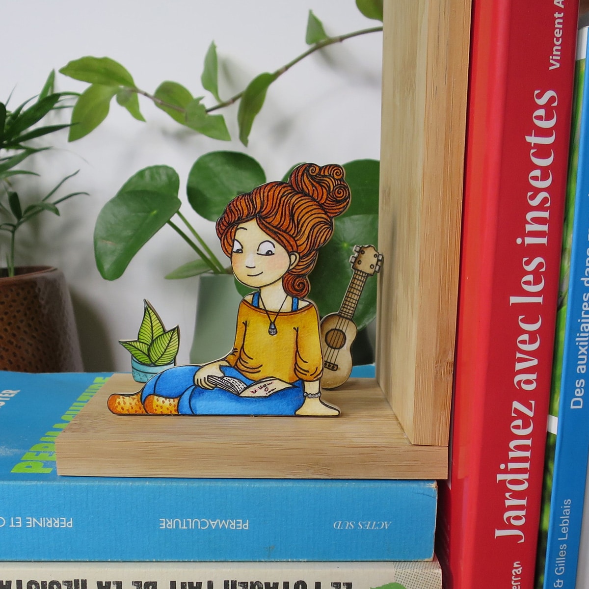 Illustratrice, je propose des créations originales, alliant dessin et travail du bois dans mon atelier situé à Poitiers.