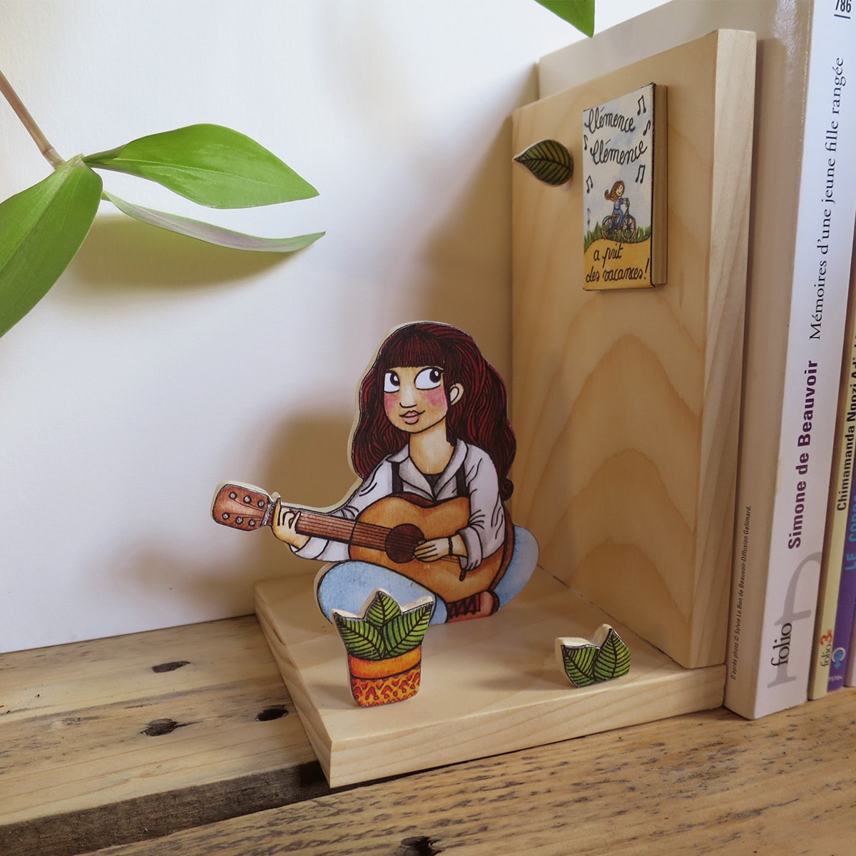Illustratrice, je propose des créations originales, alliant dessin et travail du bois dans mon atelier situé à Poitiers.