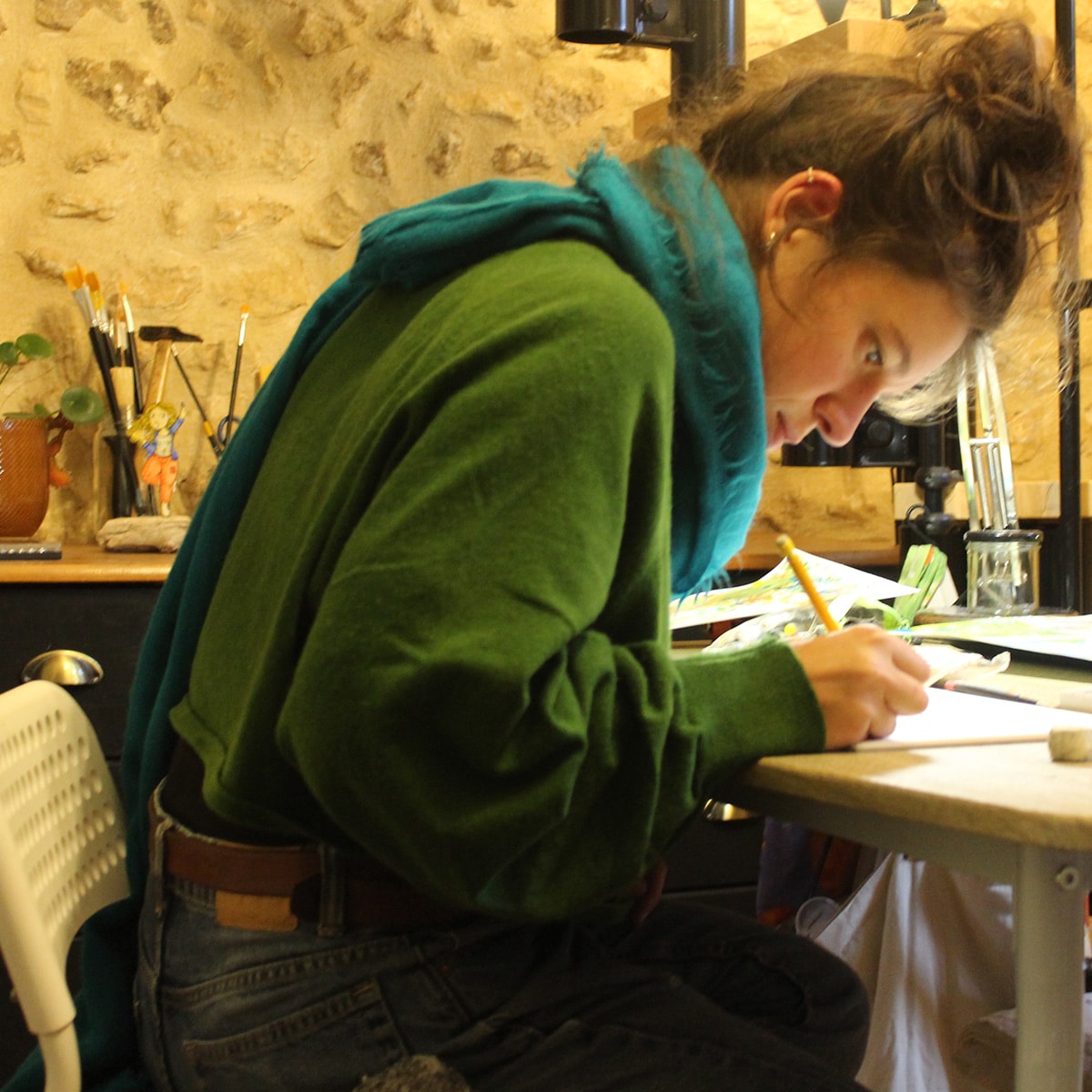 Illustratrice, je propose des créations originales, alliant dessin et travail du bois dans mon atelier situé à Poitiers.