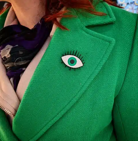 Mi-Novembre propose des accessoires uniques allant du porte monnaie au bijou en passant par les broches. De la conception à la fabrication, toutes les créations sont faites à la main en utilisant différentes techniques et matériaux.
