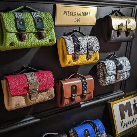 Mi-Novembre propose des accessoires uniques allant du porte monnaie au bijou en passant par les broches. De la conception à la fabrication, toutes les créations sont faites à la main en utilisant différentes techniques et matériaux.