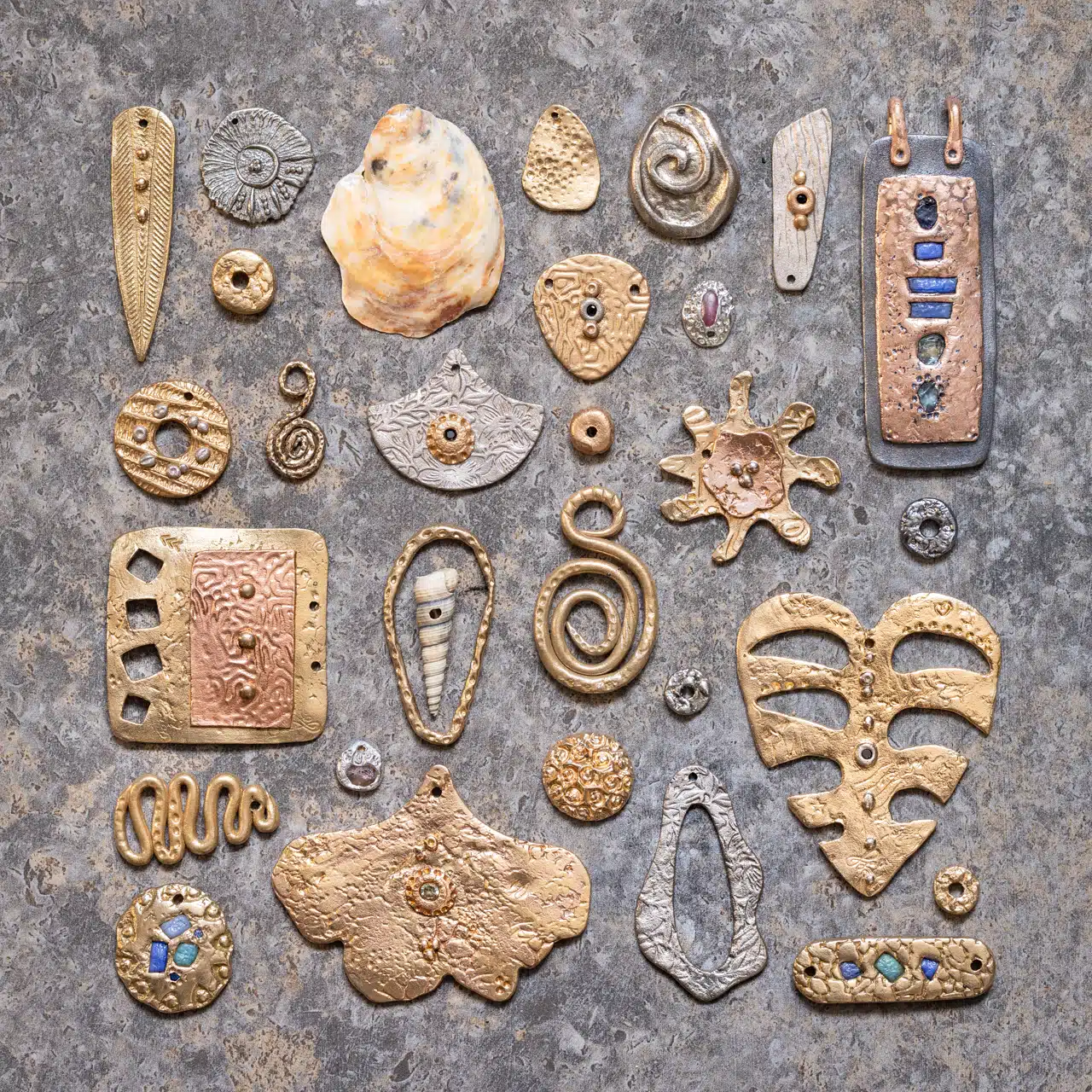 Milenga créations ce sont des bijoux uniques entièrement fabriqués à la main à Poitiers à partir de bronze recyclé.