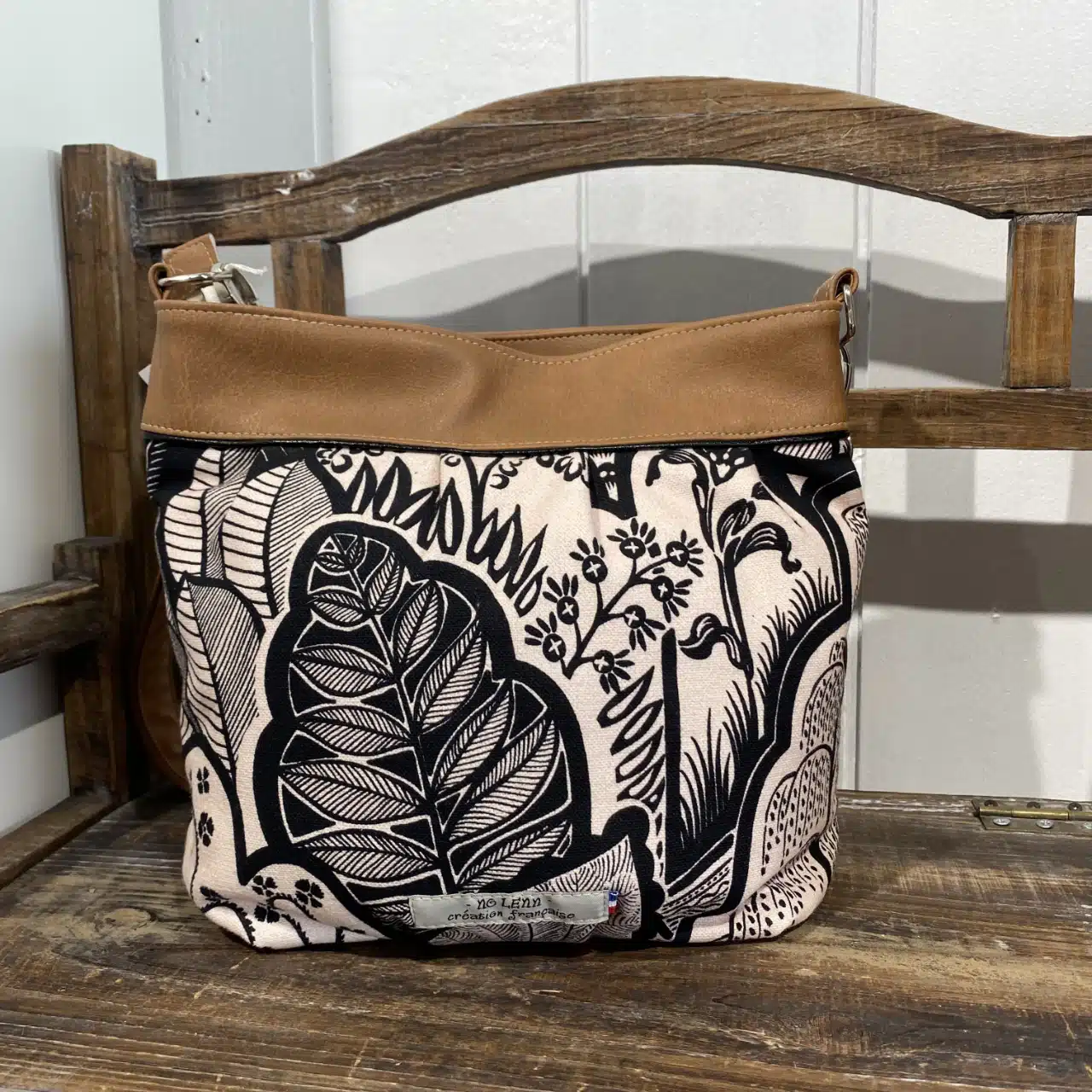 Mon travail est de reflechir à de nouveaux patrons de sac et de leur donner vie en tissu .