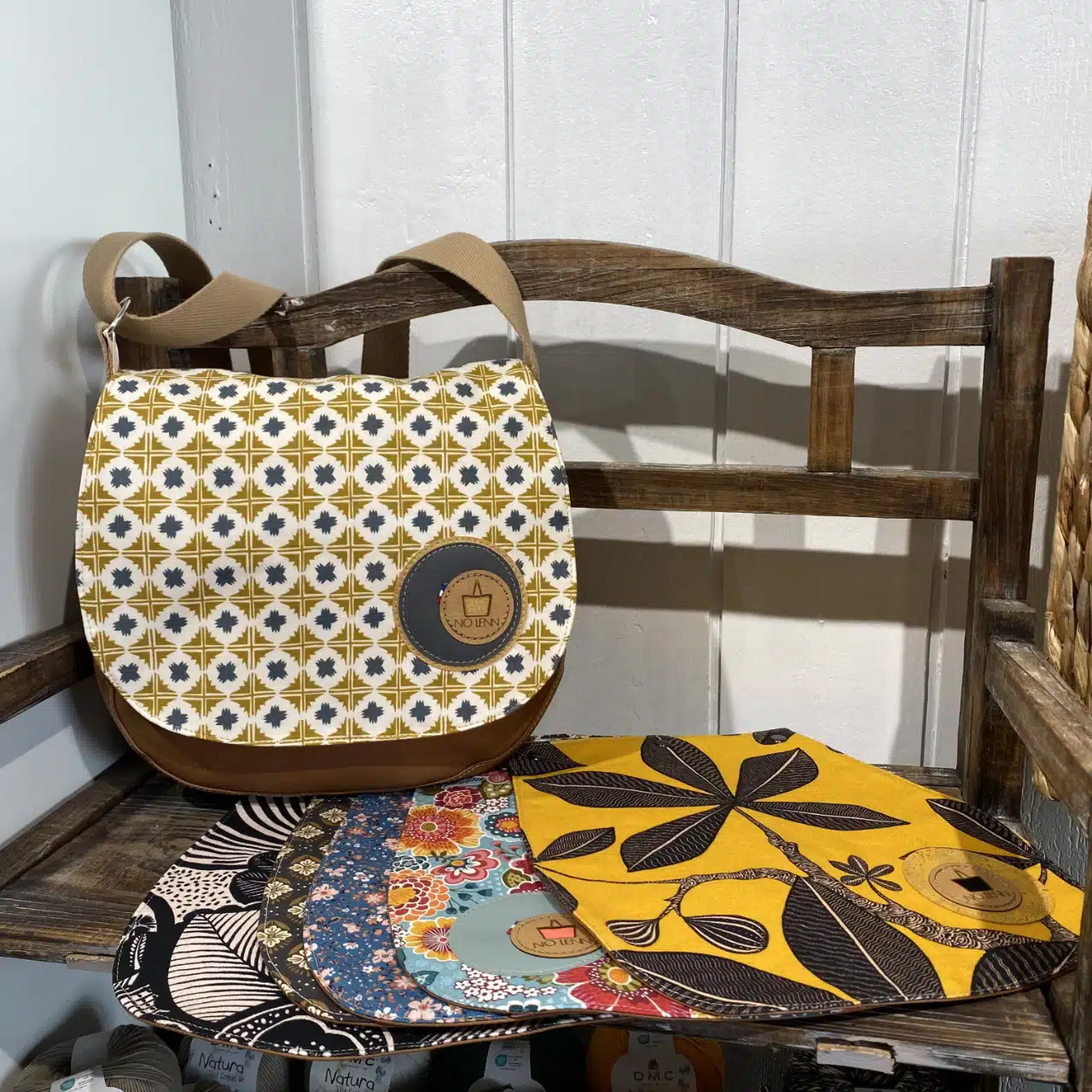 Je recherche egalement des tissus originaux afin de proposer des creations uniques. Je propose des creations sur mesure et personnalisable avec choix de tissus ou d’options (poches, fermeture de sac, fermeture eclaire...