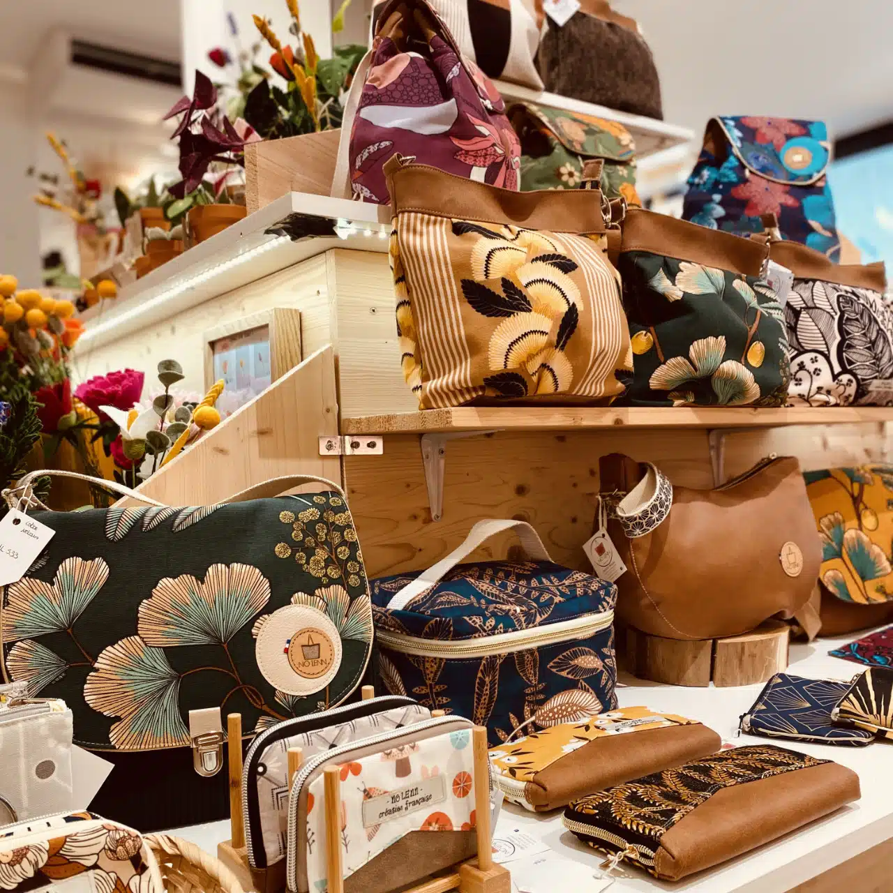 Mon travail est de reflechir à de nouveaux patrons de sac et de leur donner vie en tissu .Je recherche egalement des tissus originaux afin de proposer des creations uniques. Je propose des creations sur mesure et personnalisable avec choix de tissus ou d’options (poches, fermeture de sac, fermeture eclaire...