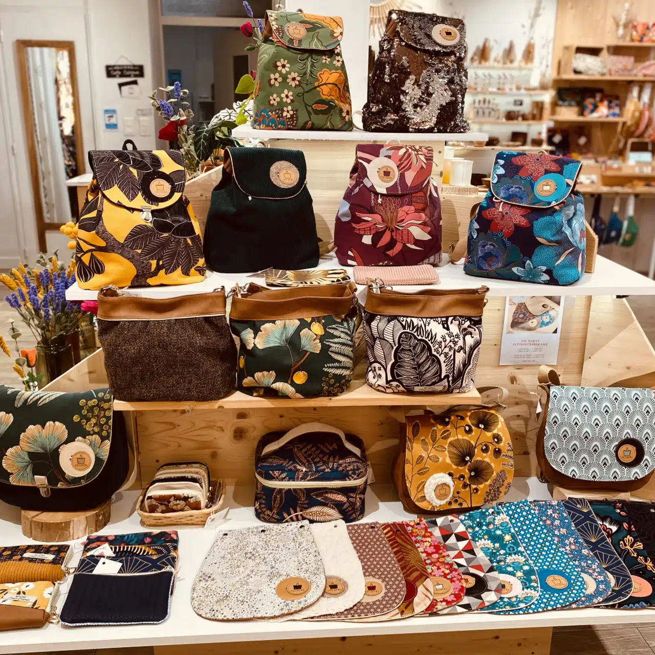 Mon travail est de reflechir à de nouveaux patrons de sac et de leur donner vie en tissu .Je recherche egalement des tissus originaux afin de proposer des creations uniques. Je propose des creations sur mesure et personnalisable avec choix de tissus ou d’options (poches, fermeture de sac, fermeture eclaire...