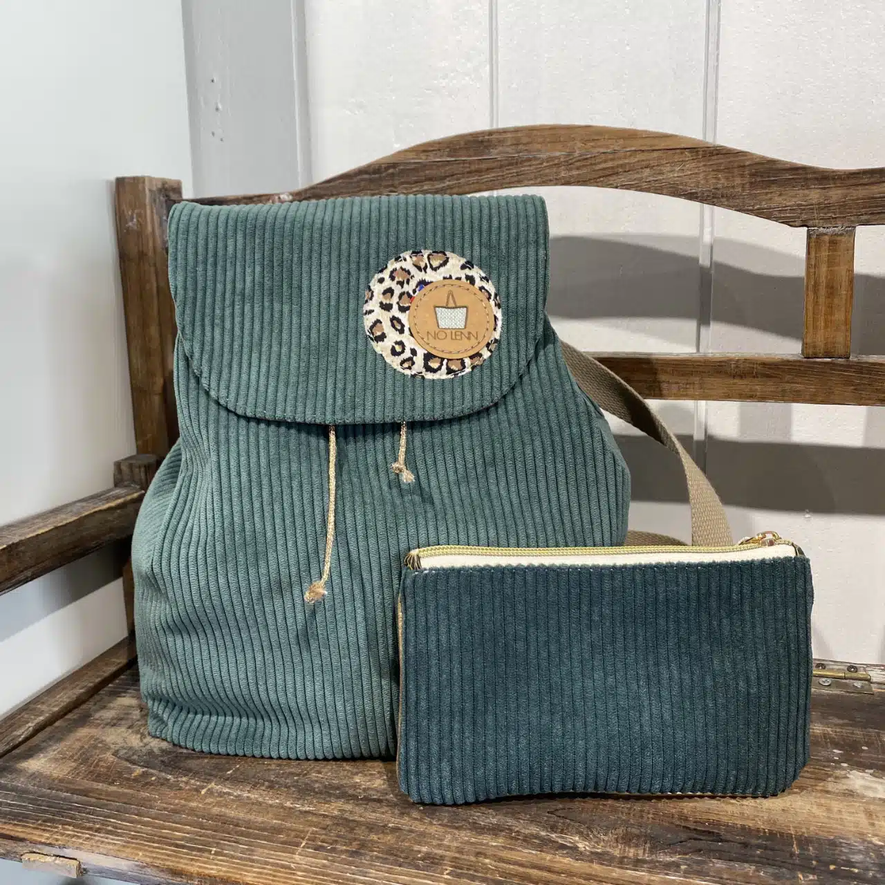 Mon travail est de reflechir à de nouveaux patrons de sac et de leur donner vie en tissu .Je recherche egalement des tissus originaux afin de proposer des creations uniques. Je propose des creations sur mesure et personnalisable avec choix de tissus ou d’options (poches, fermeture de sac, fermeture eclaire...