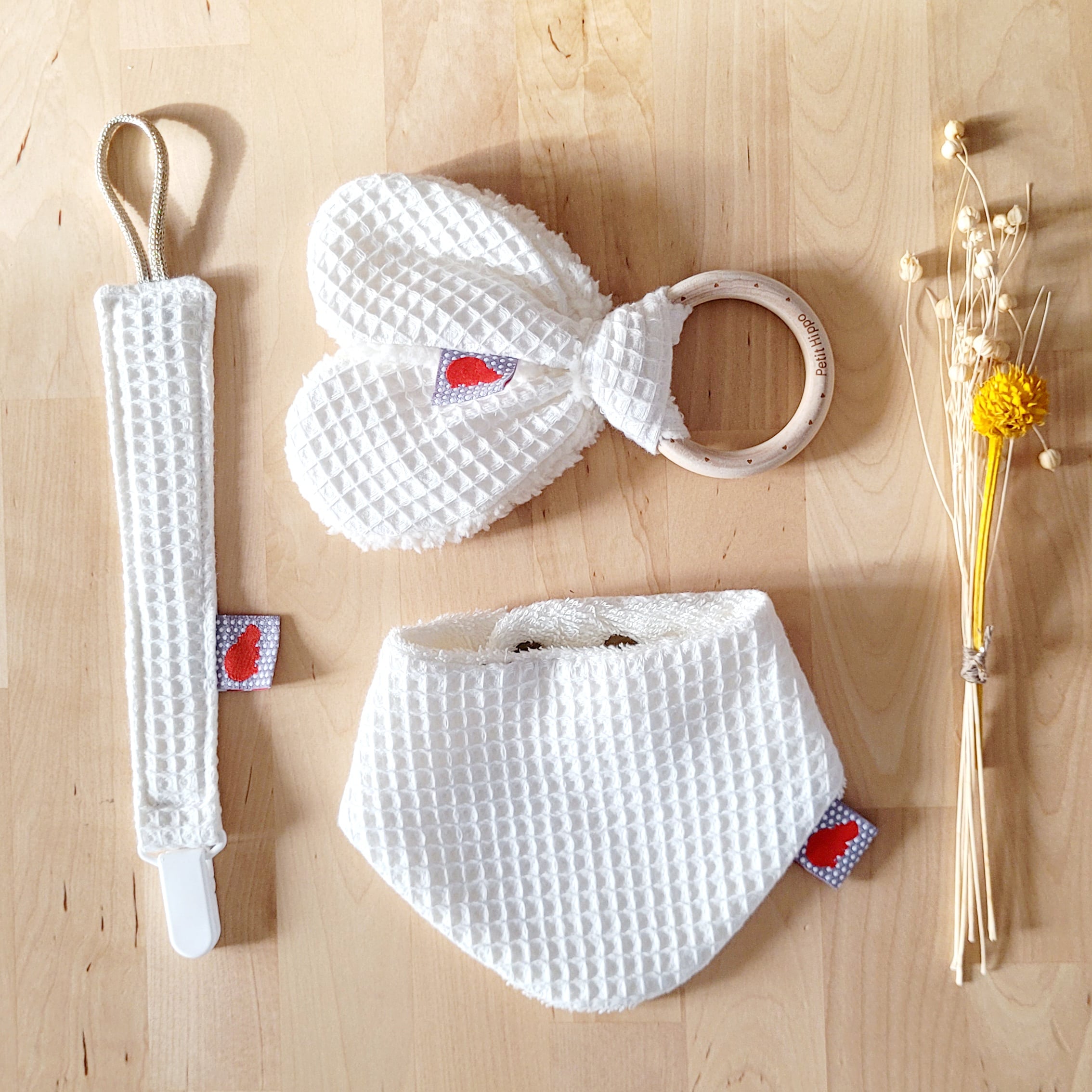 Les tissus utilisés répondent tous à la norme Oeko-tex qui certifie les qualités sanitaires et écologiques des textiles, en garantissant l’absence de produits toxiques pour le corps et pour l’environnement. Certaines créations sont réalisées avec des tissus imprimés avec mes propres motifs afin de créer des articles uniques et originaux en petite série. Les commandes personnalisées sont également possible alors n’hésitez pas à me contacter afin que nous puissions en discuter.