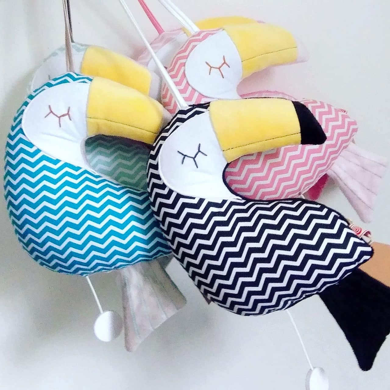 Dans mon petit atelier situé à Peujard en Gironde, j'imagine et confectionne des décorations textiles originales et poétiques pour accompagner l'éveil de vos tout-petits : boites à musique, doudous, petits accessoires de puériculture.
