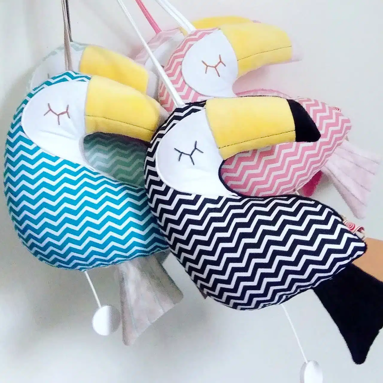 Dans mon petit atelier situé à Peujard en Gironde, j'imagine et confectionne des décorations textiles originales et poétiques pour accompagner l'éveil de vos tout-petits : boites à musique, doudous, petits accessoires de puériculture.