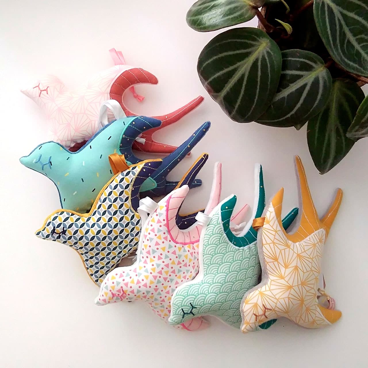 Dans mon petit atelier situé à Peujard en Gironde, j'imagine et confectionne des décorations textiles originales et poétiques pour accompagner l'éveil de vos tout-petits : boites à musique, doudous, petits accessoires de puériculture.