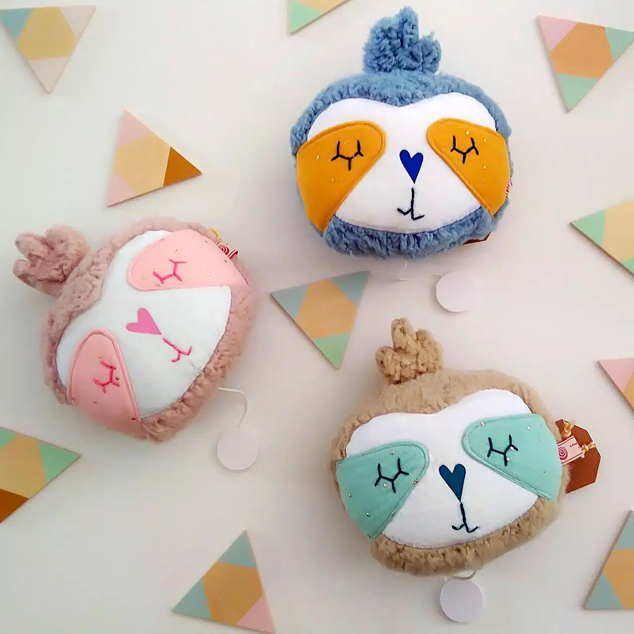 Dans mon petit atelier situé à Peujard en Gironde, j'imagine et confectionne des décorations textiles originales et poétiques pour accompagner l'éveil de vos tout-petits : boites à musique, doudous, petits accessoires de puériculture.