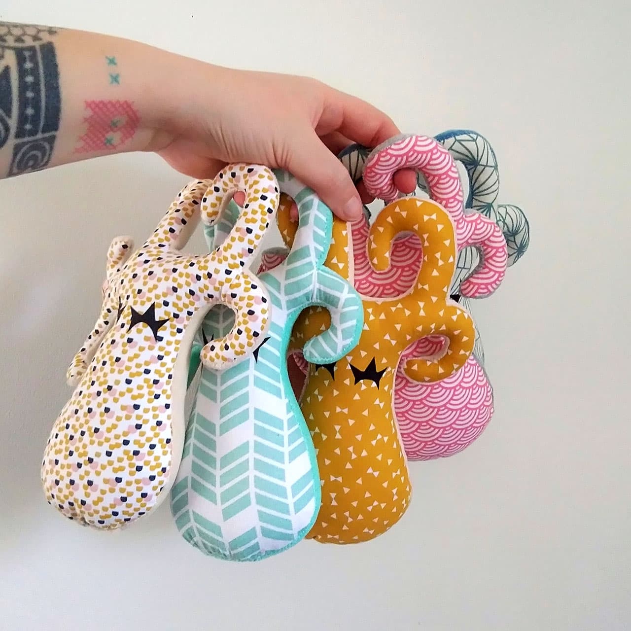 Dans mon petit atelier situé à Peujard en Gironde, j'imagine et confectionne des décorations textiles originales et poétiques pour accompagner l'éveil de vos tout-petits : boites à musique, doudous, petits accessoires de puériculture.