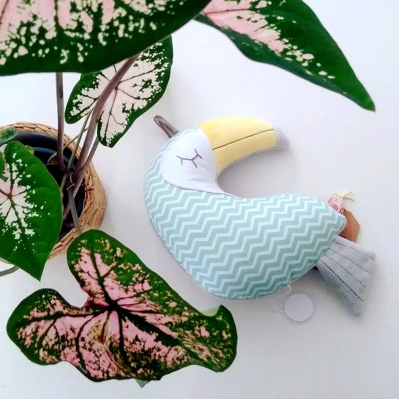 Dans mon petit atelier situé à Peujard en Gironde, j'imagine et confectionne des décorations textiles originales et poétiques pour accompagner l'éveil de vos tout-petits : boites à musique, doudous, petits accessoires de puériculture.