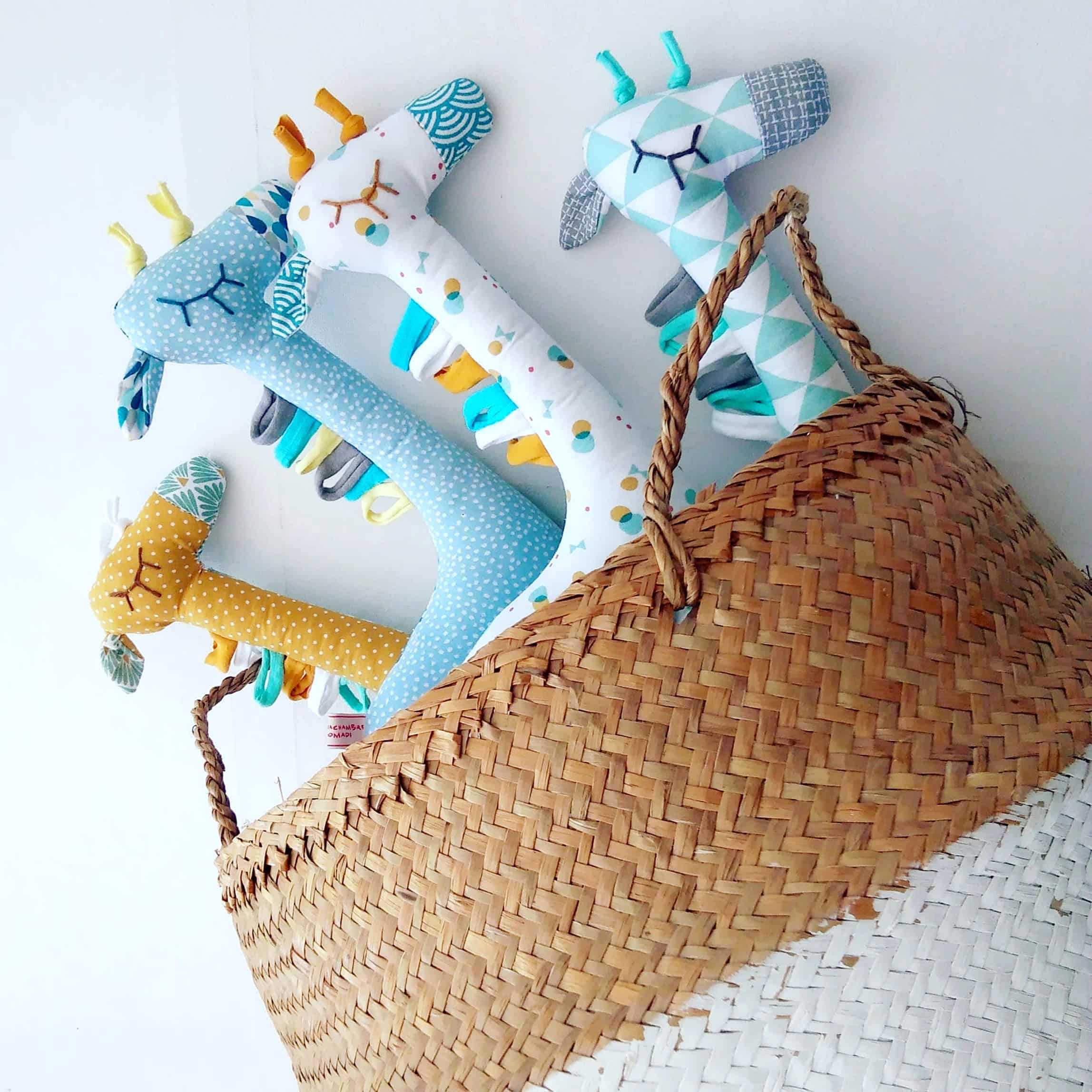 Chaque peluche, unique ou produite en petite série, est réalisée avec passion à partir de tissus colorés et aux motifs géométriques intemporels. Soigneusement élaborés (du dessin d’esquisse à la réalisation en couture) , ces compagnons tout doux offrent aux enfants un univers tendre , propice à l'évasion et à la rêverie. Certaines peluches musicales