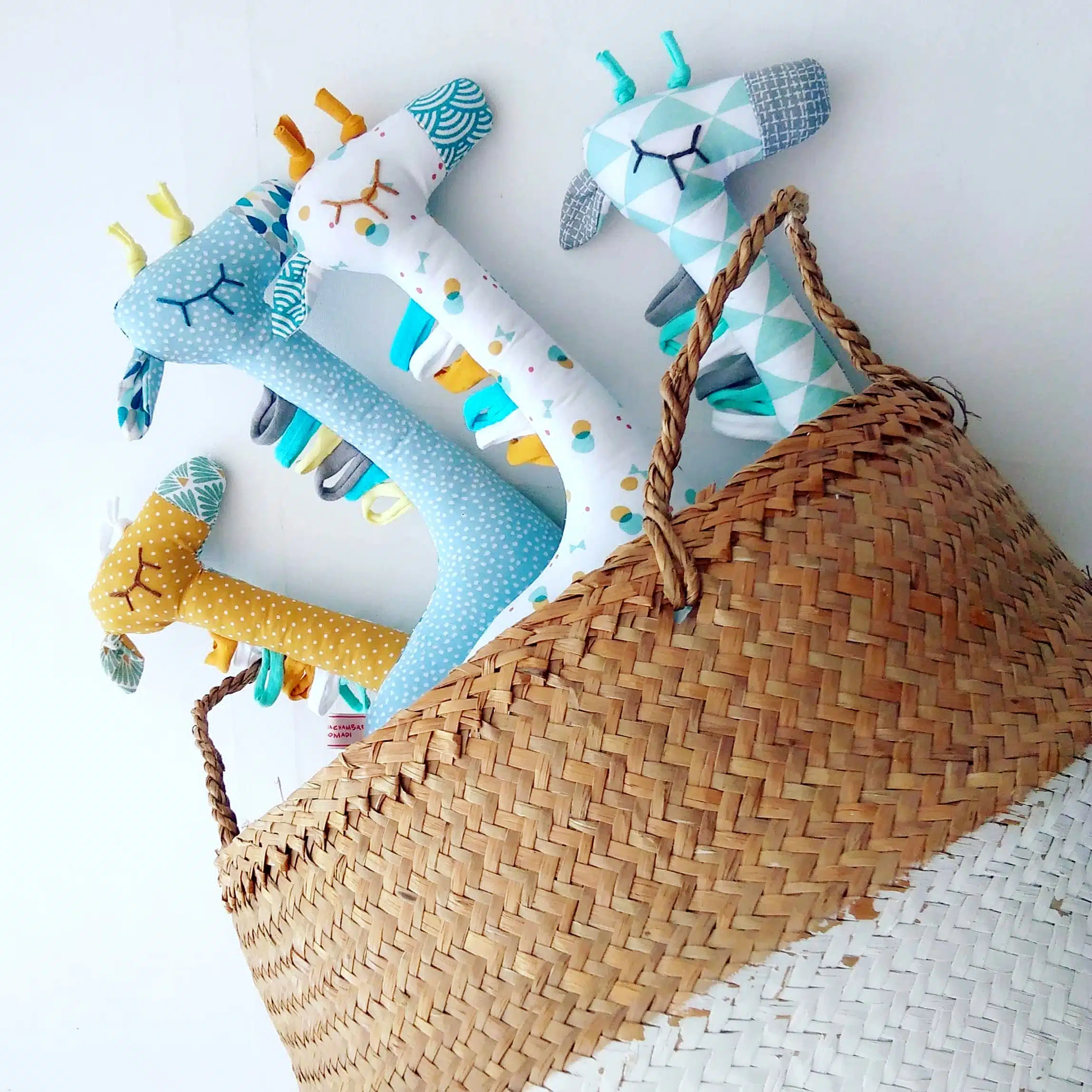 Chaque peluche, unique ou produite en petite série, est réalisée avec passion à partir de tissus colorés et aux motifs géométriques intemporels. Soigneusement élaborés (du dessin d’esquisse à la réalisation en couture) , ces compagnons tout doux offrent aux enfants un univers tendre , propice à l'évasion et à la rêverie. Certaines peluches musicales