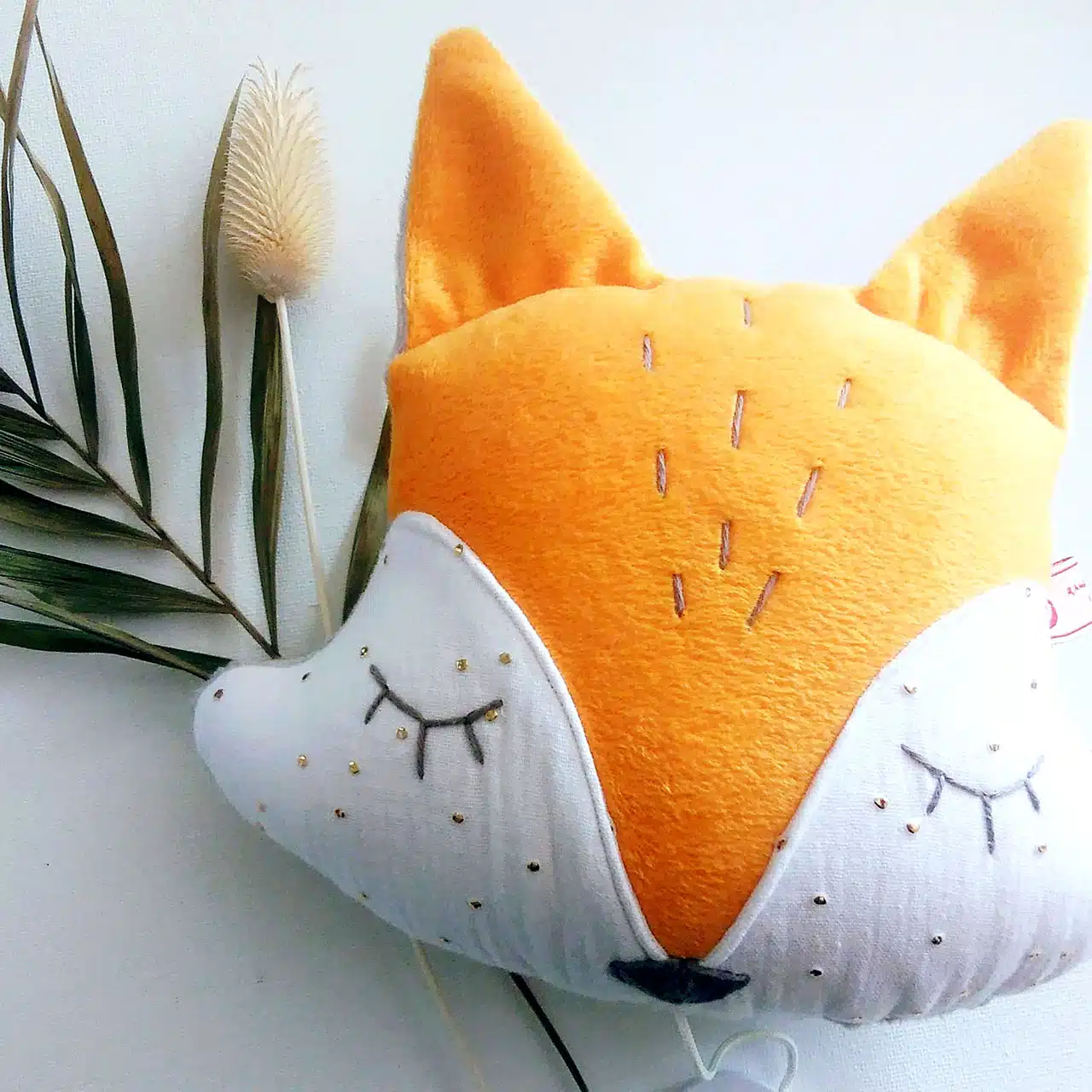 Chaque peluche, unique ou produite en petite série, est réalisée avec passion à partir de tissus colorés et aux motifs géométriques intemporels. Soigneusement élaborés (du dessin d’esquisse à la réalisation en couture) , ces compagnons tout doux offrent aux enfants un univers tendre , propice à l'évasion et à la rêverie. Certaines peluches musicales
