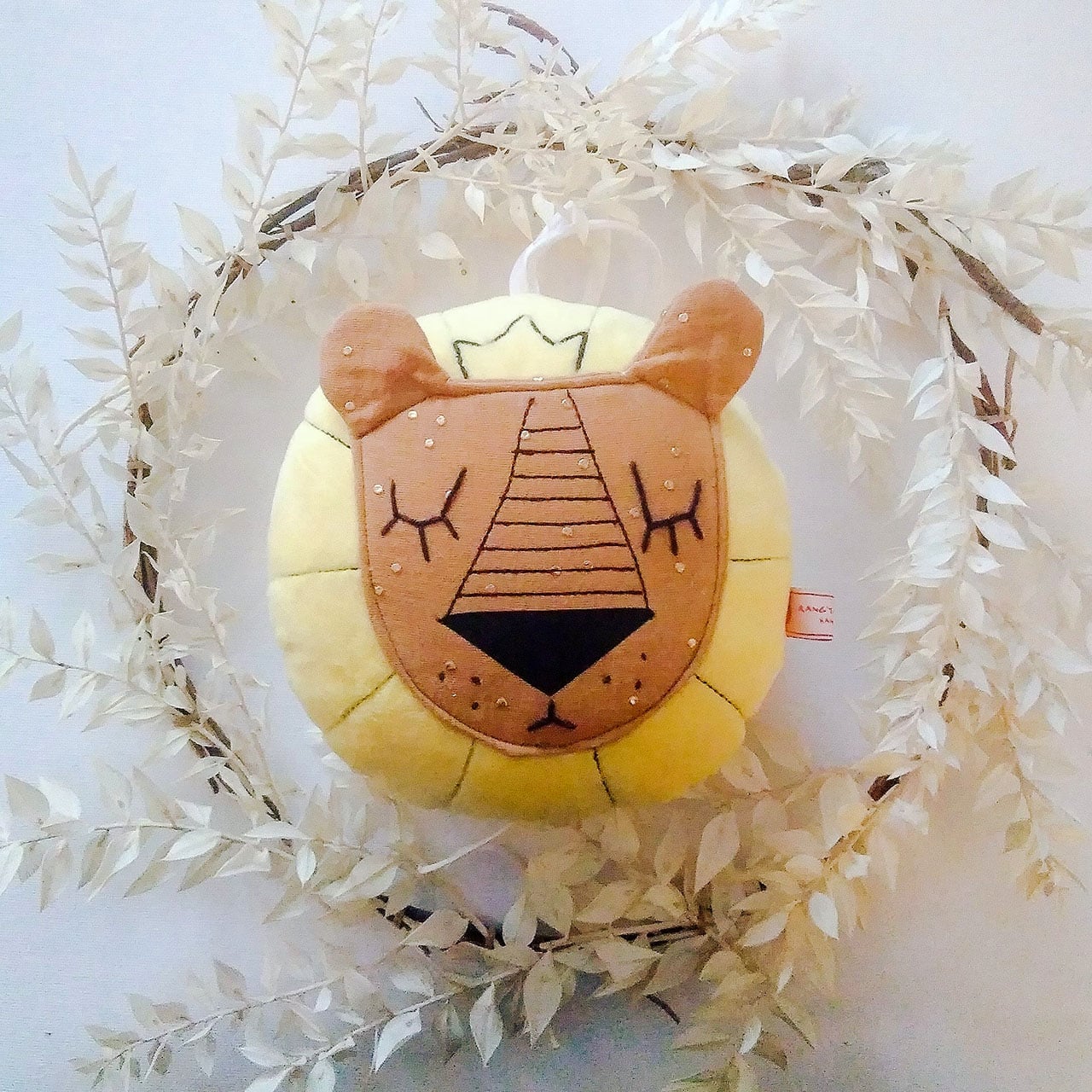 Chaque peluche, unique ou produite en petite série, est réalisée avec passion à partir de tissus colorés et aux motifs géométriques intemporels. Soigneusement élaborés (du dessin d’esquisse à la réalisation en couture) , ces compagnons tout doux offrent aux enfants un univers tendre , propice à l'évasion et à la rêverie. Certaines peluches musicales