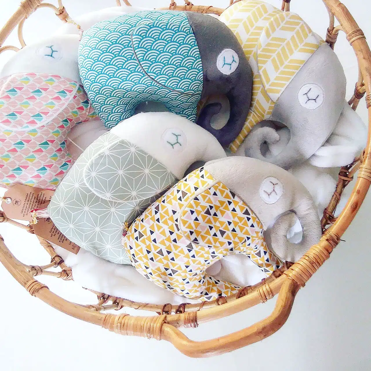 Chaque peluche, unique ou produite en petite série, est réalisée avec passion à partir de tissus colorés et aux motifs géométriques intemporels. Soigneusement élaborés (du dessin d’esquisse à la réalisation en couture) , ces compagnons tout doux offrent aux enfants un univers tendre , propice à l'évasion et à la rêverie. Certaines peluches musicales