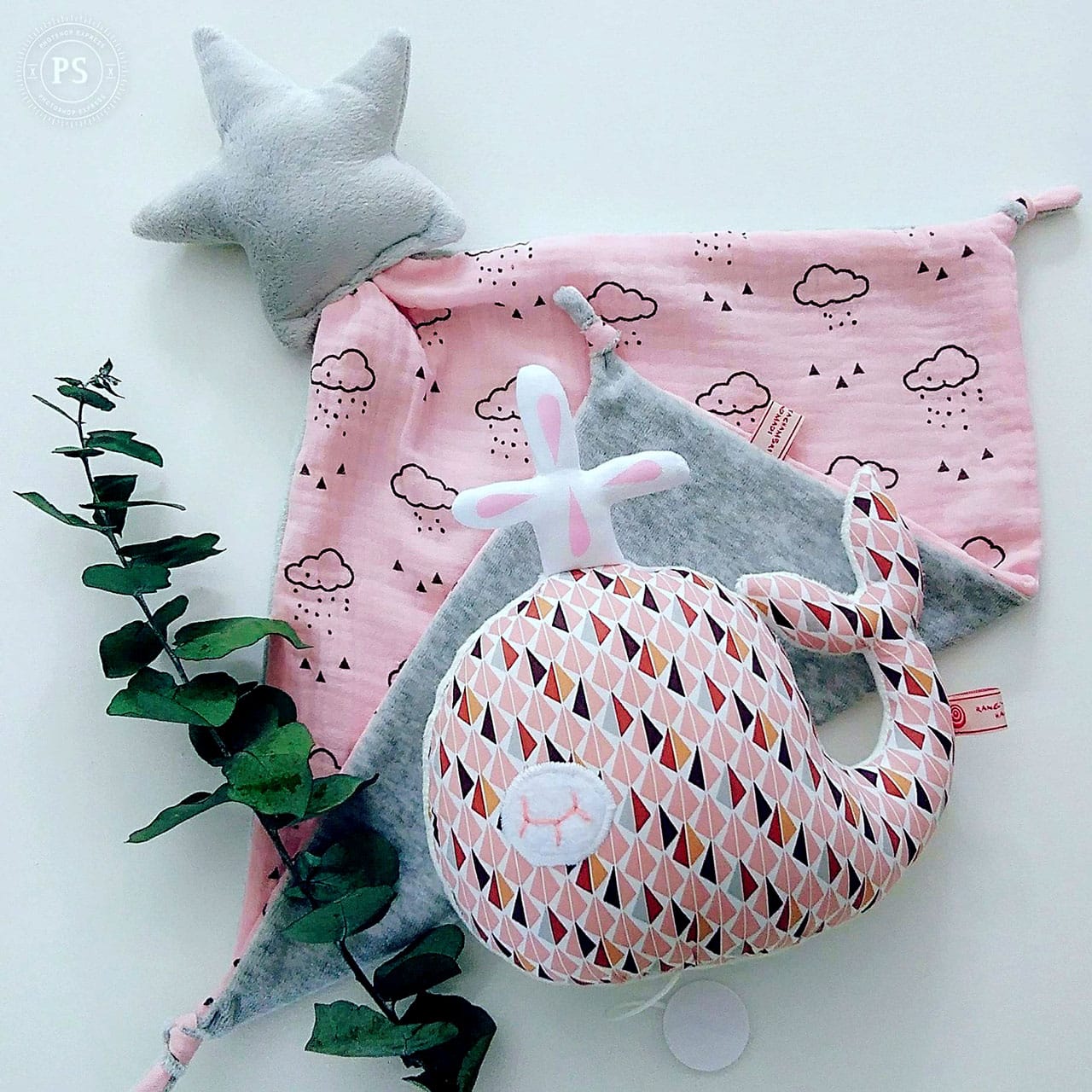 Chaque peluche, unique ou produite en petite série, est réalisée avec passion à partir de tissus colorés et aux motifs géométriques intemporels. Soigneusement élaborés (du dessin d’esquisse à la réalisation en couture) , ces compagnons tout doux offrent aux enfants un univers tendre , propice à l'évasion et à la rêverie. Certaines peluches musicales