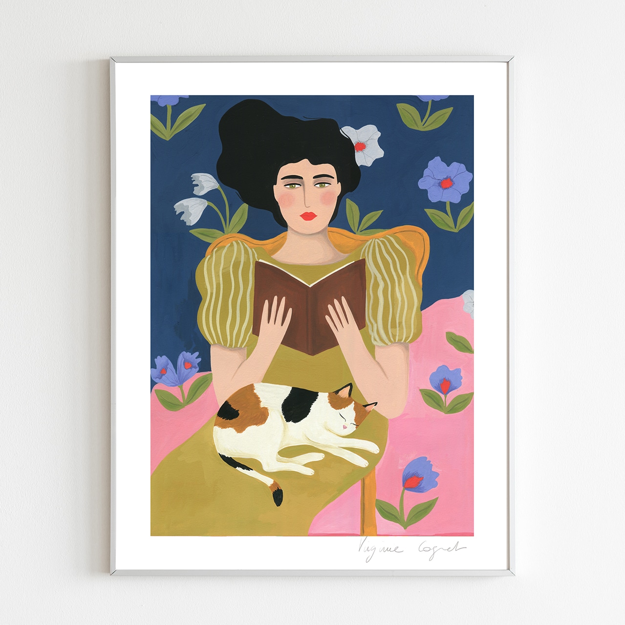 Mes illustrations s’inspirent directement de mon environnement et sont donc très personnelles et uniques. J’aime passer du temps chez moi, entourée de mes animaux et de mes nombreuses plantes avec un bon livre, me balader en forêt, m’offrir un joli bouquet de fleurs...