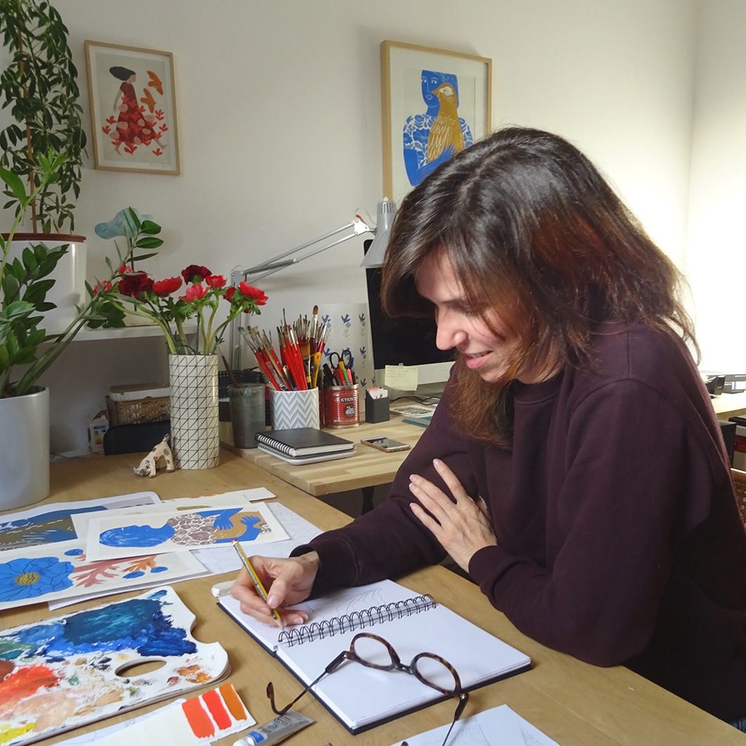 Mes illustrations s’inspirent directement de mon environnement et sont donc très personnelles et uniques. J’aime passer du temps chez moi, entourée de mes animaux et de mes nombreuses plantes avec un bon livre, me balader en forêt, m’offrir un joli bouquet de fleurs...