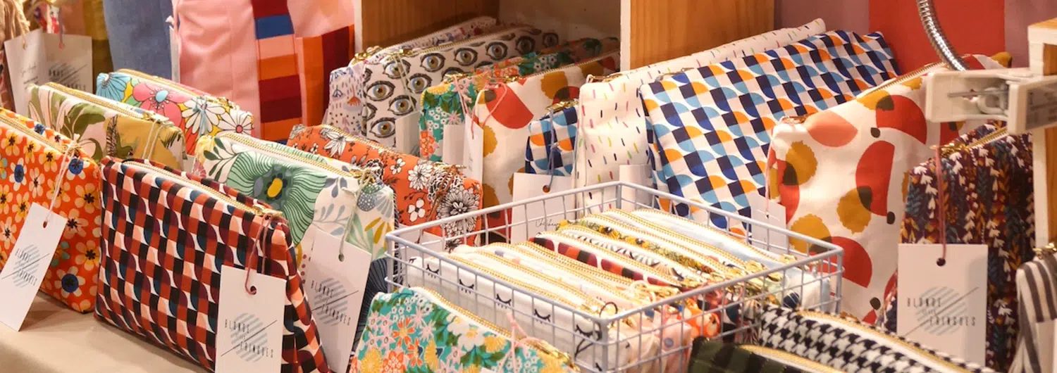 Je suis Marie-Eve, créatrice de vêtements et d’accessoires textiles faits main à Rouillé (86). Bienvenue dans l’univers de Blonde et les Fringues : des créations joyeuses et colorées, cousues avec amour et bienveillance depuis 2017.