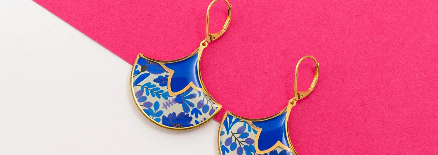 Faits mains, mes bijoux sont réalisés en papier résiné, chaque perle est entièrement dessinée et fabriquée à l’atelier.
