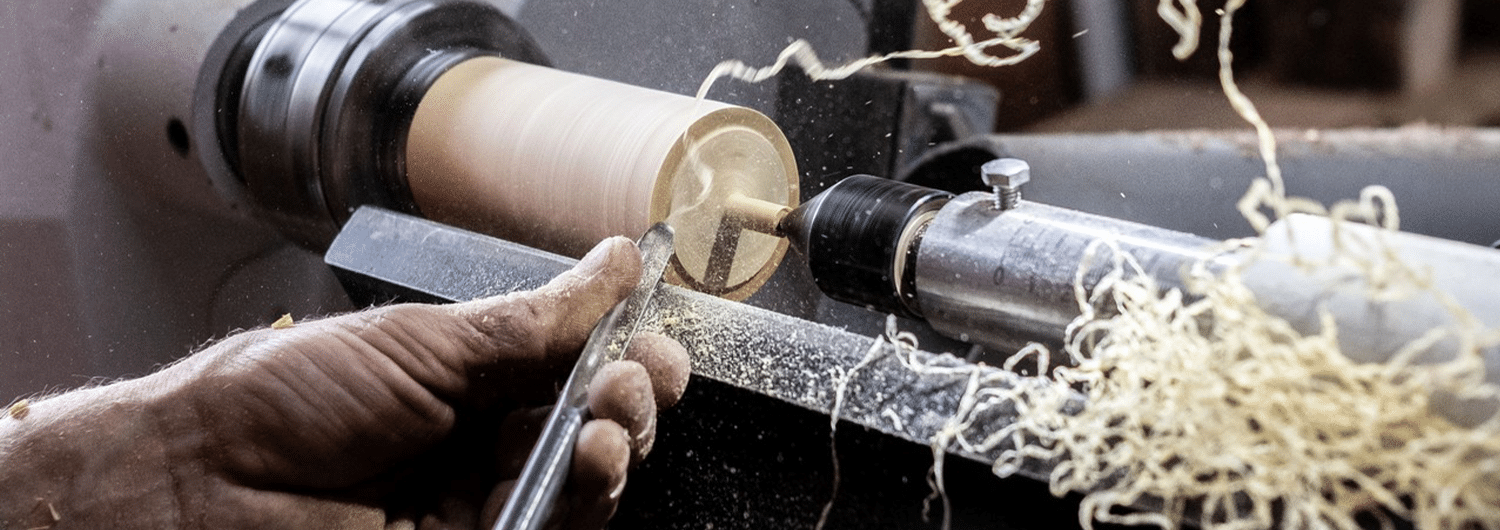 Passionné depuis toujours par le travail du bois et après 20 ans en tant que Menuisier/Charpentier, j'avais à cœur de retrouver le plaisir "simple" de l'atelier, d'une démarche plus créative, plus minutieuse. C'est pourquoi j’exerce aujourd'hui le métier de tourneur sur bois dans l'intimité de mon atelier à la Rochelle