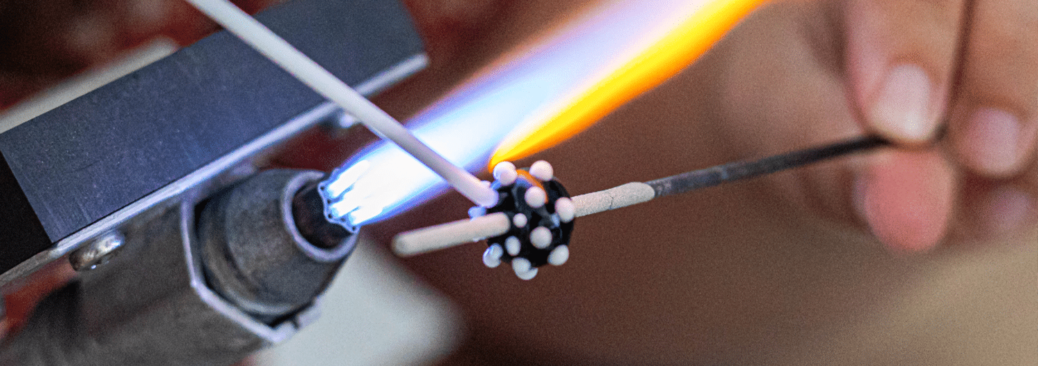 Moi c’est Pauline, je façonne mes propres perles en verre, je vous propose des bijoux colorés et originaux que je peux personnaliser. En 2024, j’ai obtenu le titre de “Maître artisan d’Art” qui permet de vous montrer le sérieux de mon entreprise ainsi que de souligner mon savoir-faire.