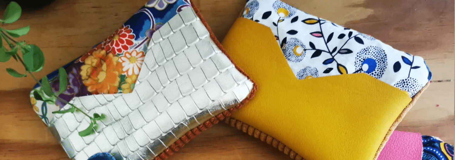 Je suis Carine, créatrice d'accessoires textiles passionnée, installée en bord de mer à Charron (17). Mon atelier est un véritable terrain de jeu où couleurs et matières s’assemblent avec harmonie pour donner naissance à des pièces pleines de caractère.