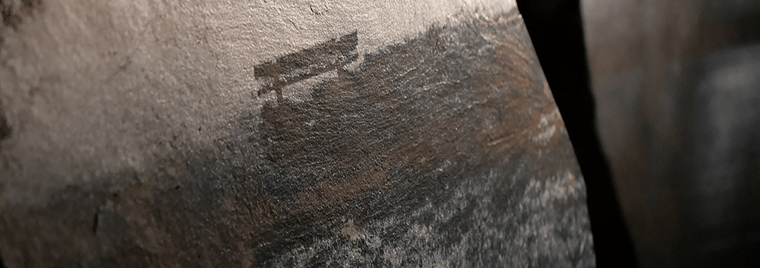 Photographe et vidéaste, je navigue au près sur plusieurs médias : photographie, vidéo, drone. Concernant les tirages photographiques, une forte inclination à utiliser ou ré-utiliser différents types de supports domine mon approche (ardoises, tissus, papiers,...) une récupération, tactile et visuelle, au