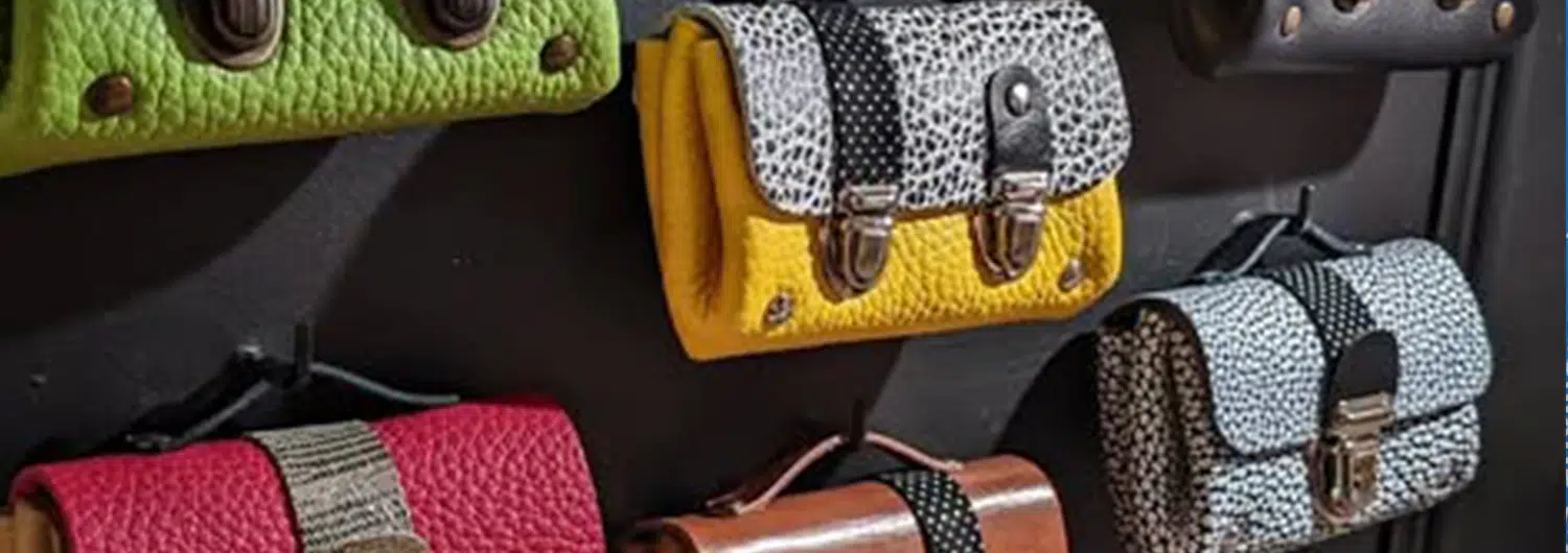 Mi-Novembre propose des accessoires uniques allant du porte monnaie au bijou en passant par les broches. De la conception à la fabrication, toutes les créations sont faites à la main en utilisant différentes techniques et matériaux.