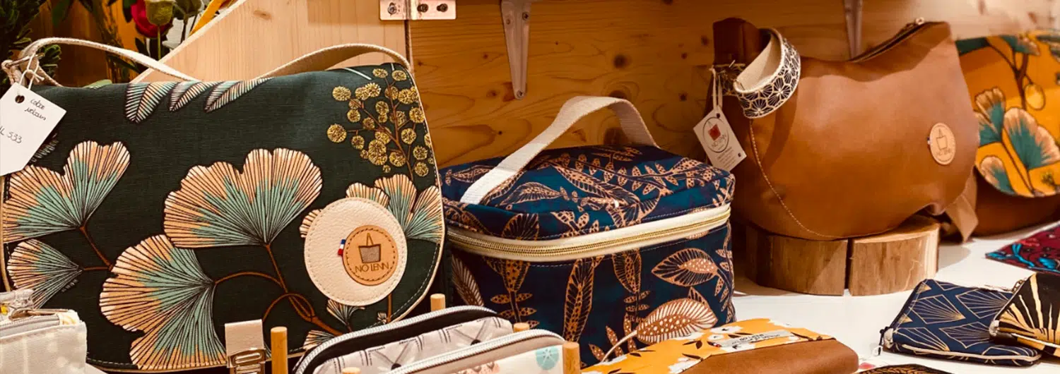 Mon travail est de reflechir à de nouveaux patrons de sac et de leur donner vie en tissu .Je recherche egalement des tissus originaux afin de proposer des creations uniques. Je propose des creations sur mesure et personnalisable avec choix de tissus ou d’options (poches, fermeture de sac, fermeture eclaire...