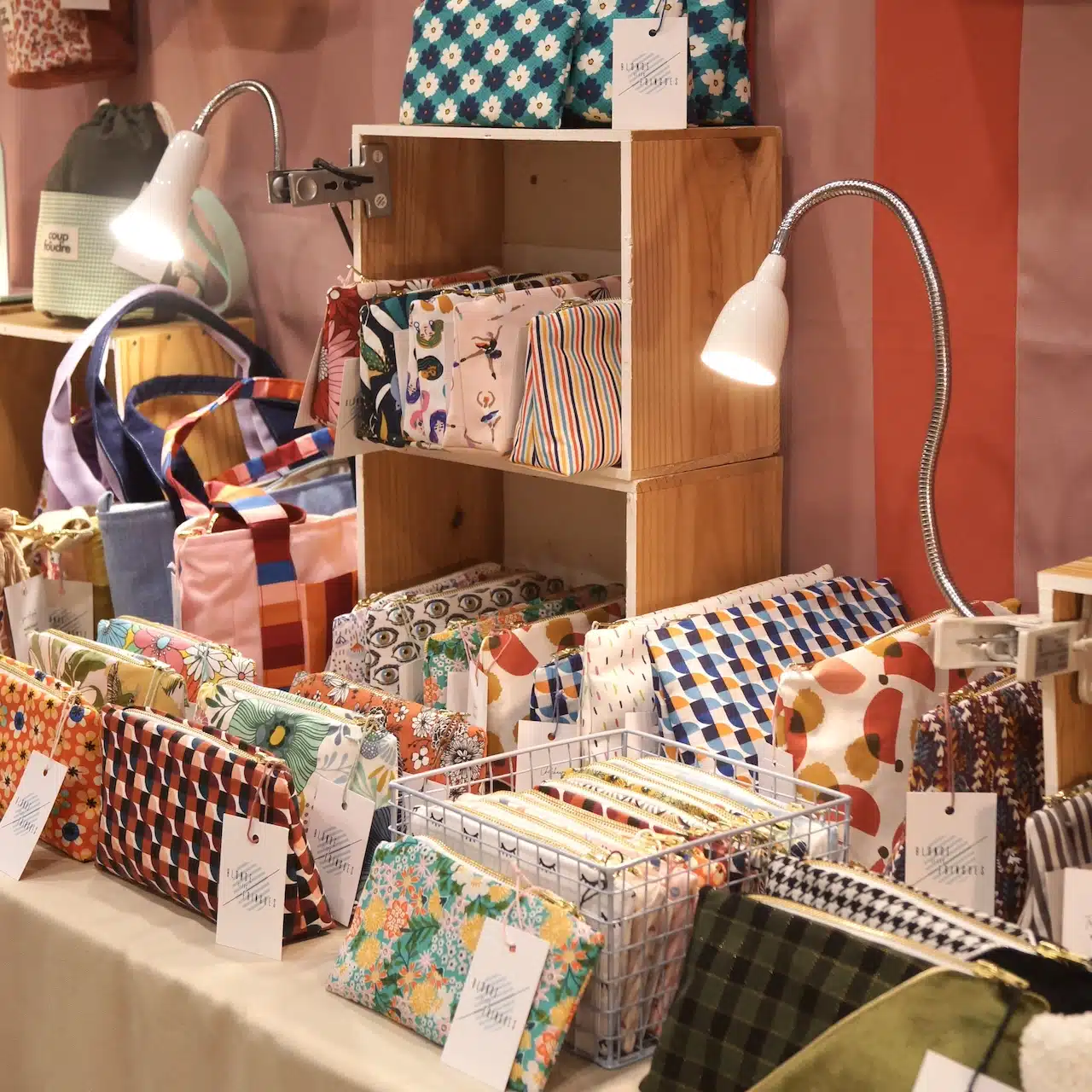 Blonde et les fringues, exposition de ses produits