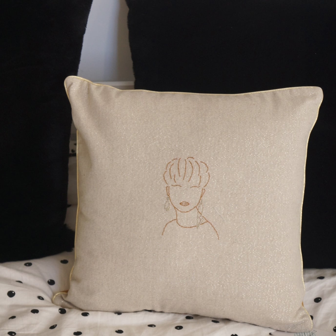 Créatrice d'un coussin Blonde et les fringues,
