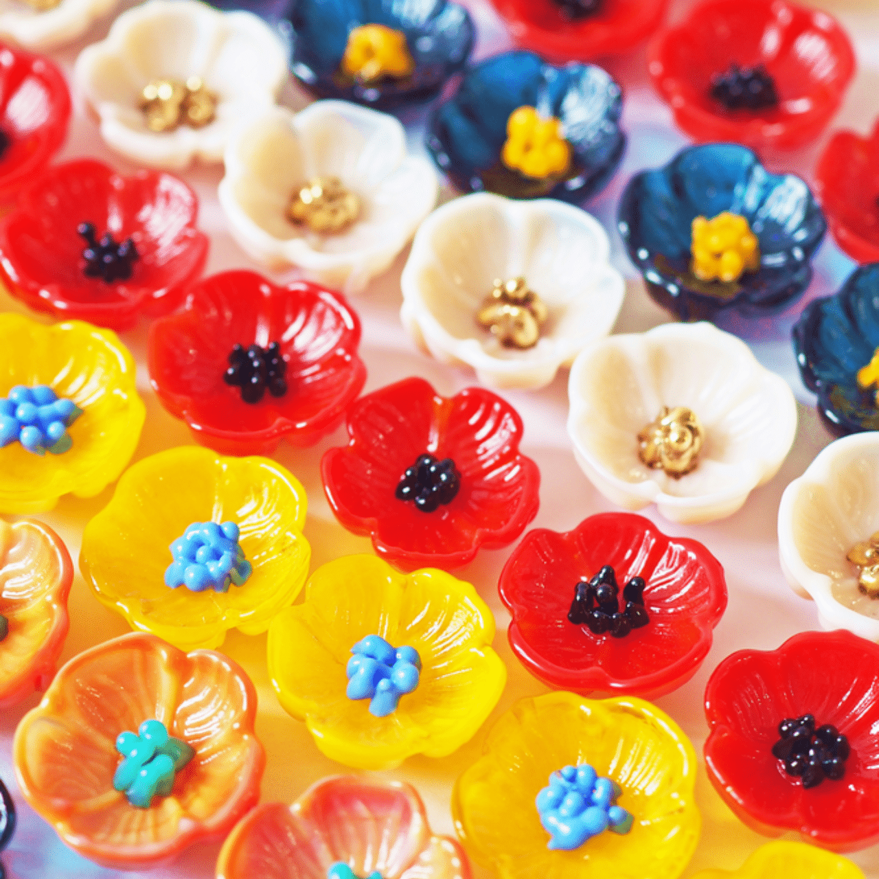 Enfin, je crée des bijoux avec leurs univers, souvent en suivant les saisons. Je propose également des stages d’initiations dans mon atelier à La Rochelle, pour vous permettre de dompter le verre et d’en connaître plus sur les secrets de mon savoir-faire.