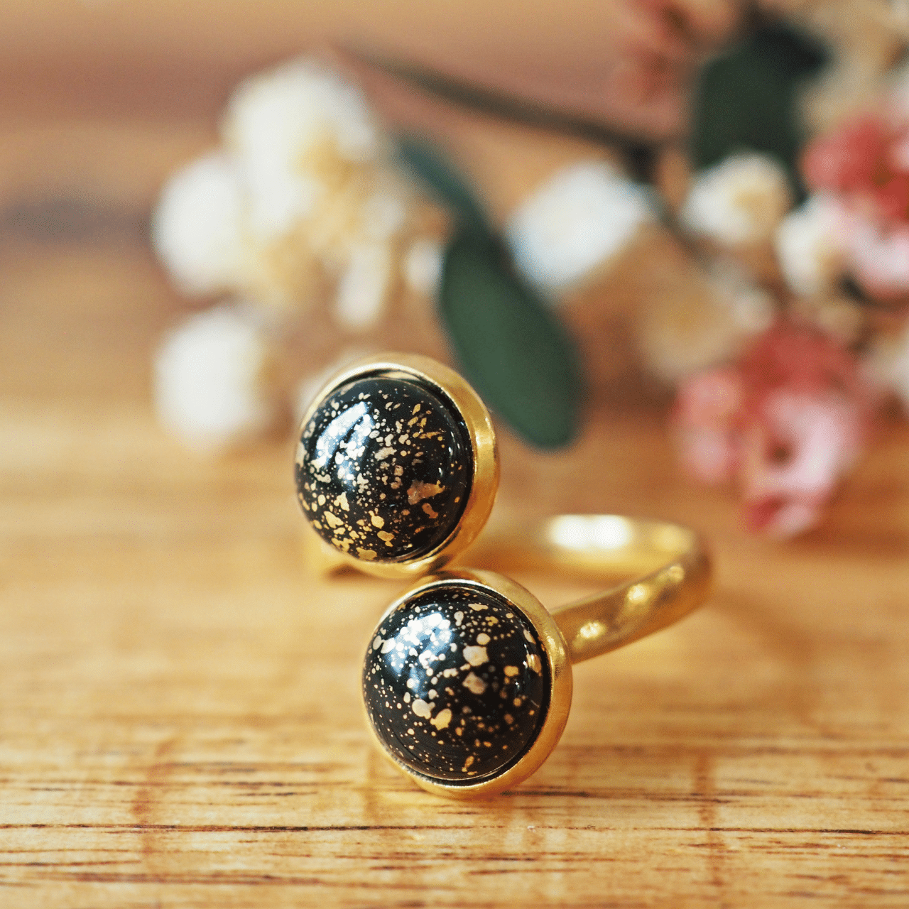 Je m’amuse avec les formes et les couleurs pour créer des décors dans mes perles. Enfin, je crée des bijoux avec leurs univers, souvent en suivant les saisons. Je propose également des stages d’initiations dans mon atelier à La Rochelle, pour vous permettre de dompter le verre et d’en connaître plus sur les secrets de mon savoir-faire.