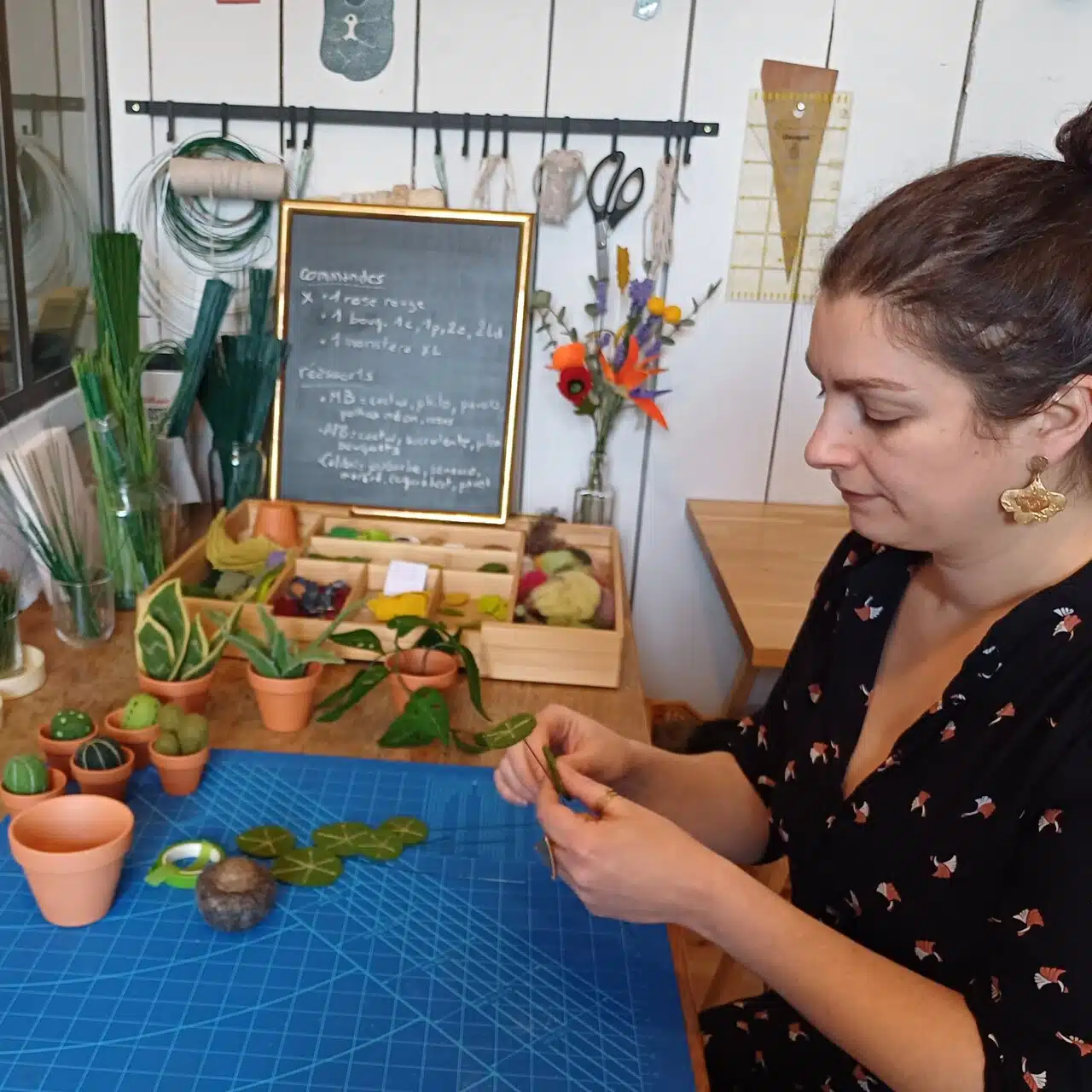 Créatrice d’objets de décoration en laine, je réalise des plantes et bouquets en feutrine et laine cardée, faits main, dans mon atelier à Saint-Maixent L’Ecole (79), à une cinquantaine de kilomètres de Poitiers.