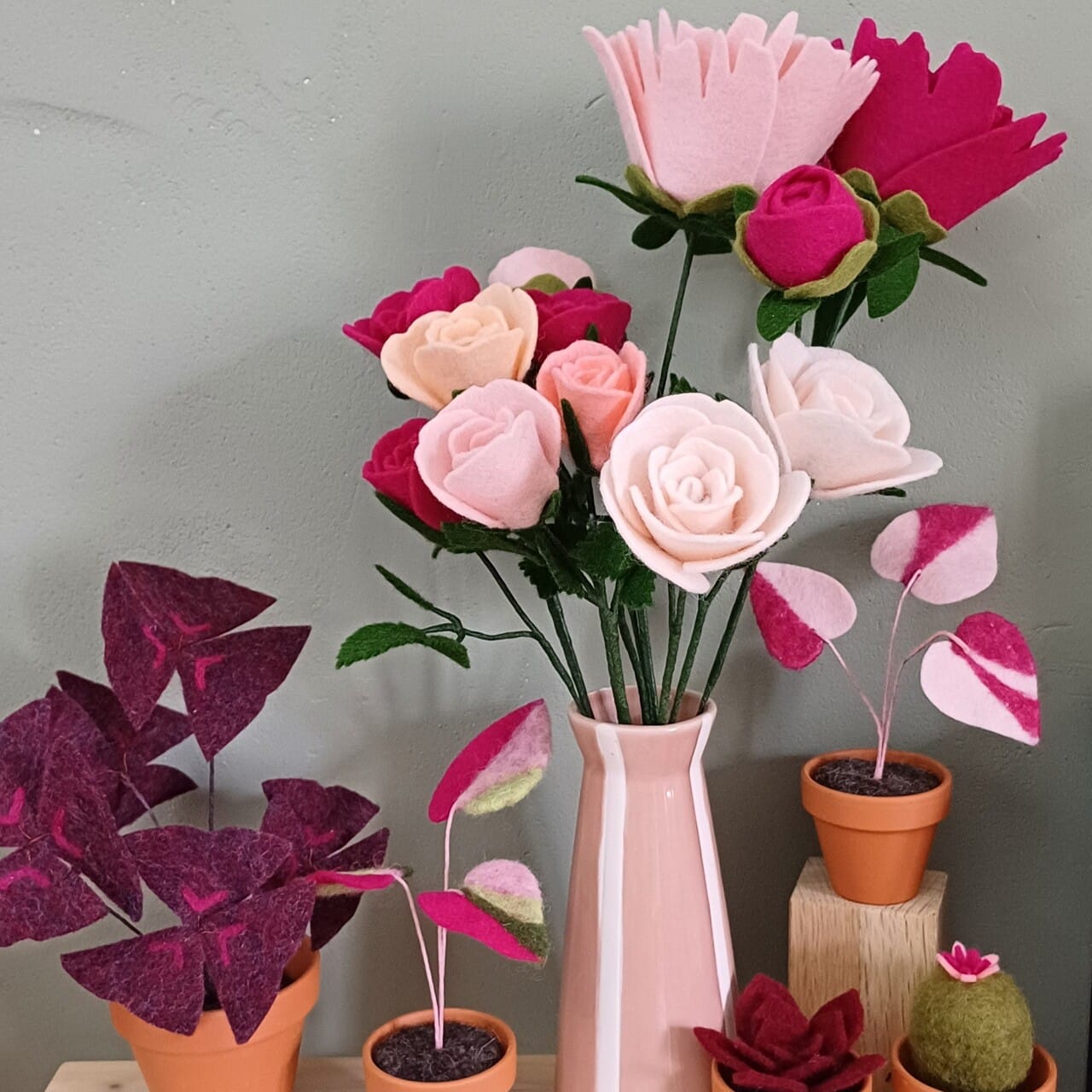 Créatrice d’objets de décoration en laine, je réalise des plantes et bouquets en feutrine