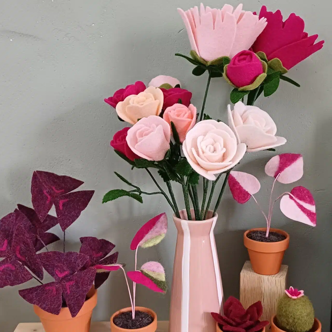 Créatrice d’objets de décoration en laine, je réalise des plantes et bouquets en feutrine