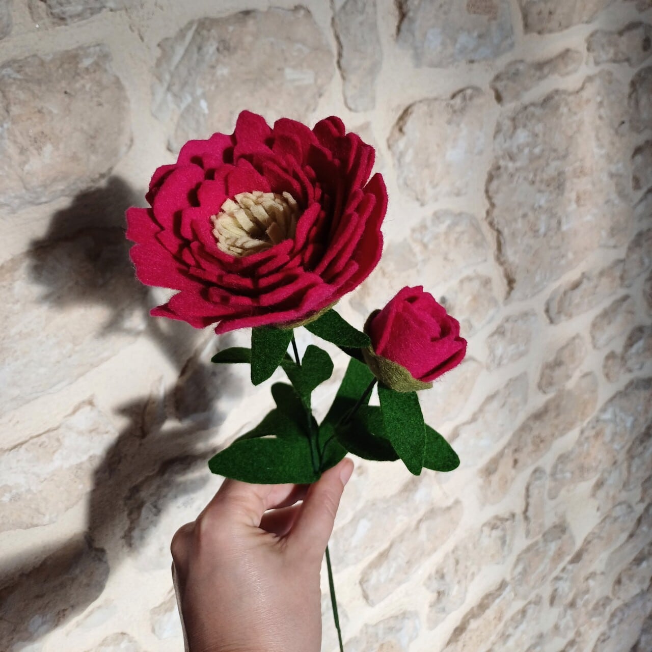 Créatrice d’objets de décoration en laine, je réalise des plantes et bouquets en feutrine et laine cardée, faits main, dans mon atelier à Saint-Maixent L’Ecole (79), à une cinquantaine de kilomètres de Poitiers.