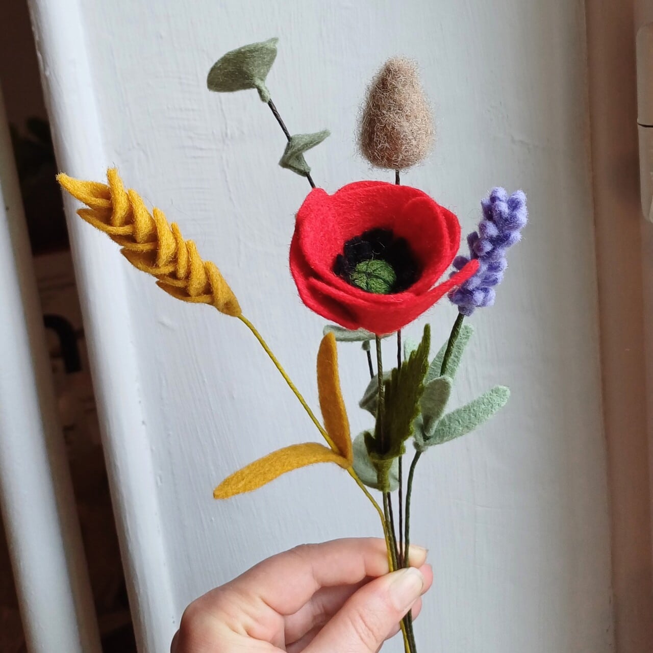 Créatrice d’objets de décoration en laine, je réalise des plantes et bouquets en feutrine et laine cardée, faits main, dans mon atelier à Saint-Maixent L’Ecole (79), à une cinquantaine de kilomètres de Poitiers.