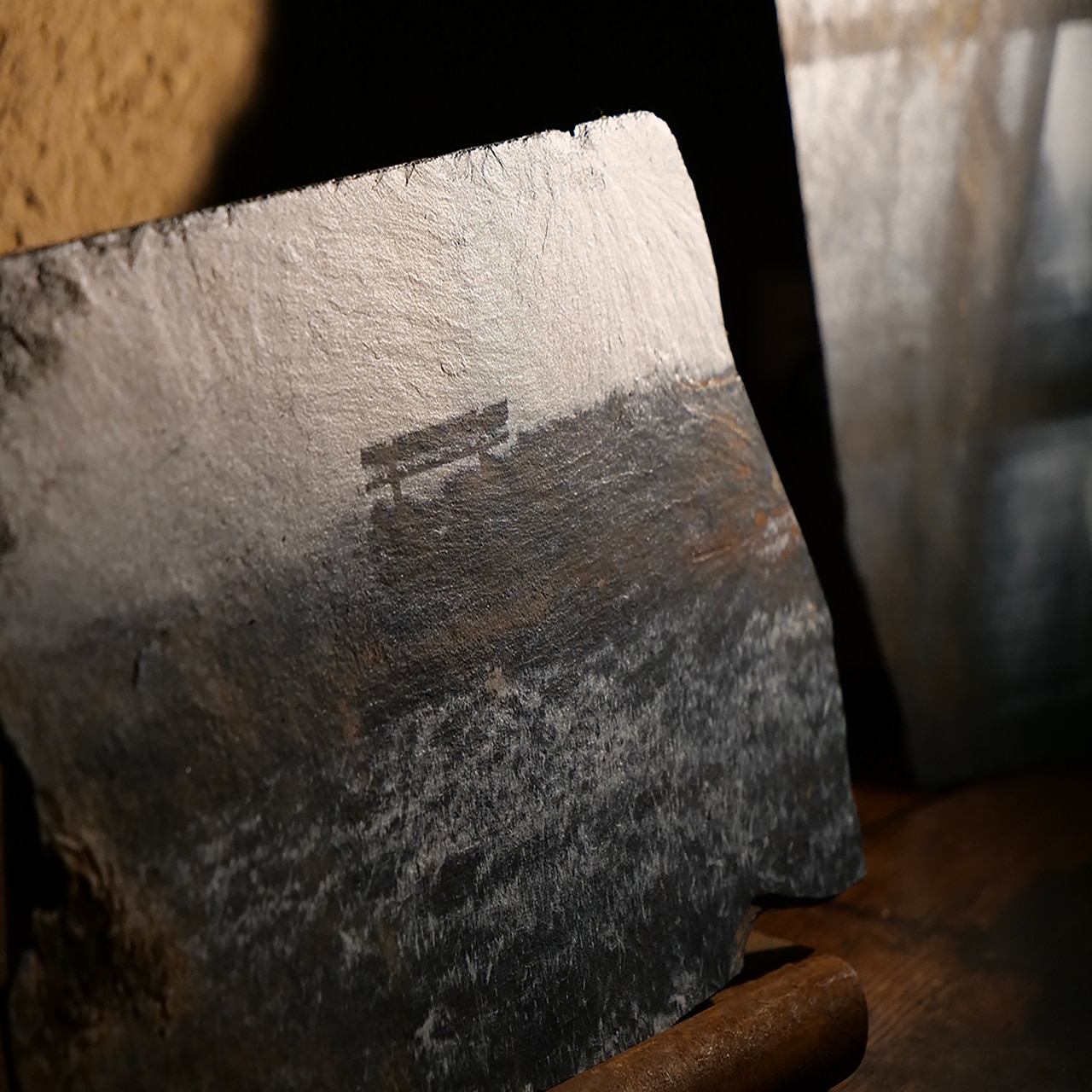 La photographie numérique peut-être transcendée par son support. L'ardoise, entre autres, offre une autre dimension. Deux histoires apparemment distinctes se retrouvent intriquées : l'histoire géographique de l'ardoise, son vécu, les stigmates du temps et celle de la photographie cueillit. Une douce expression qui en fait une pièce unique, fabriquée en France et localement.