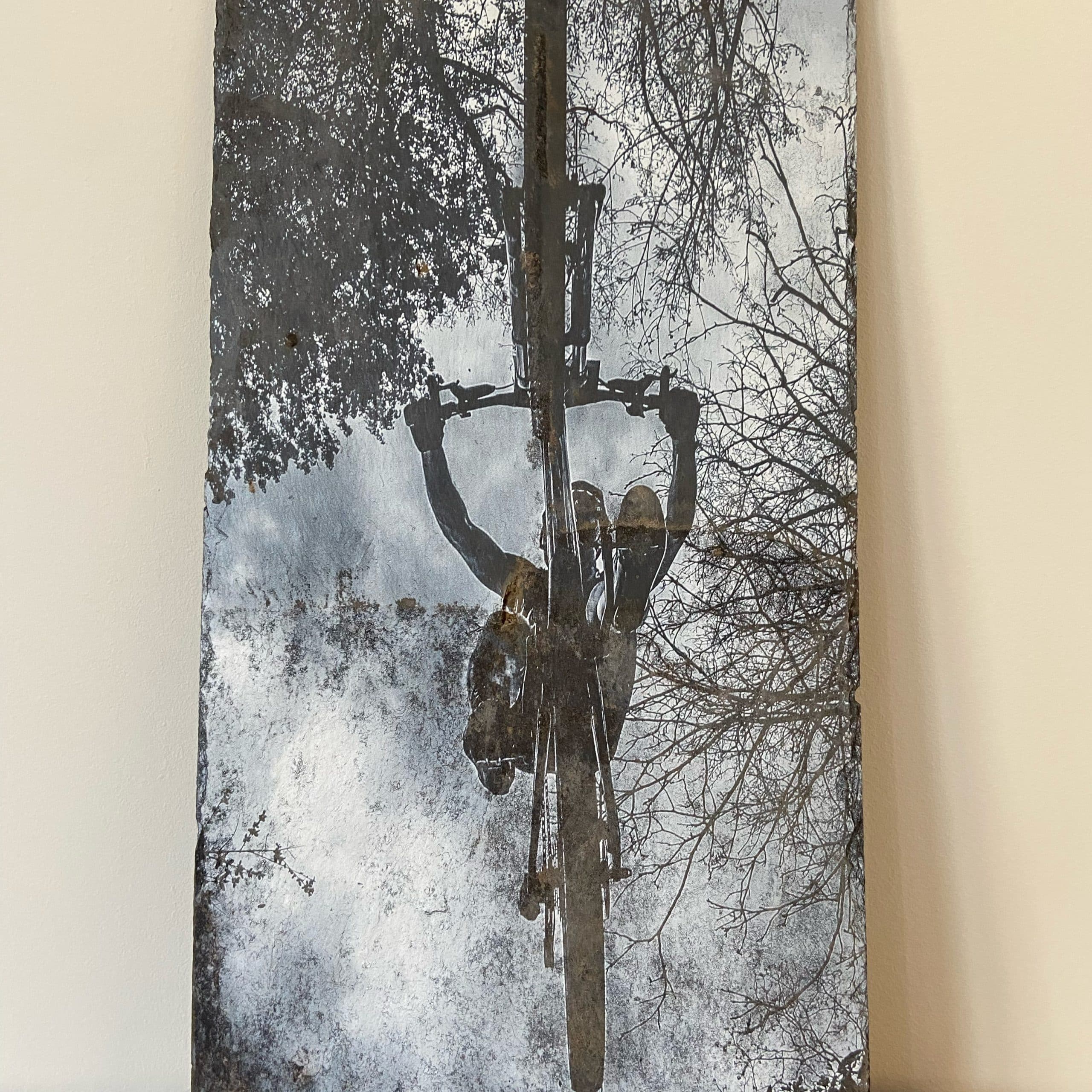 La photographie numérique peut-être transcendée par son support. L'ardoise, entre autres, offre une autre dimension. Deux histoires apparemment distinctes se retrouvent intriquées : l'histoire géographique de l'ardoise, son vécu, les stigmates du temps et celle de la photographie cueillit. Une douce expression qui en fait une pièce unique, fabriquée en France et localement.