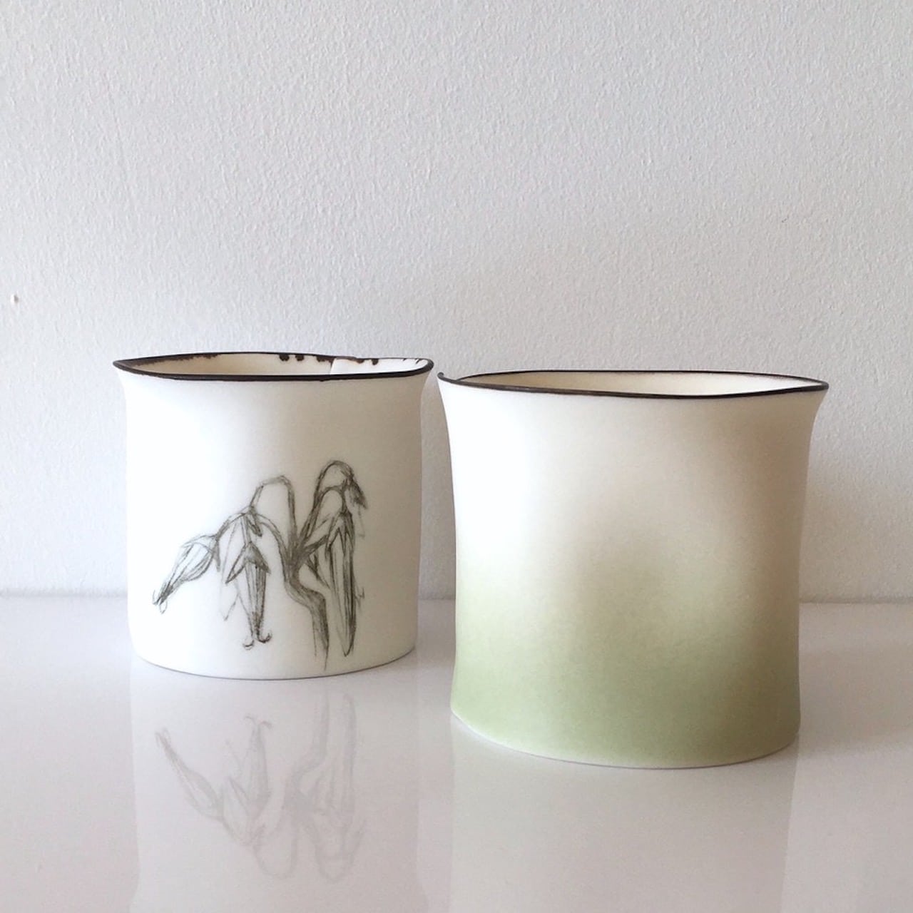 Delphine Niez- Céramiste, je propose des objets utilitaires en porcelaine, ces pièces uniques sont réalisées dans mon atelier à Poitiers.