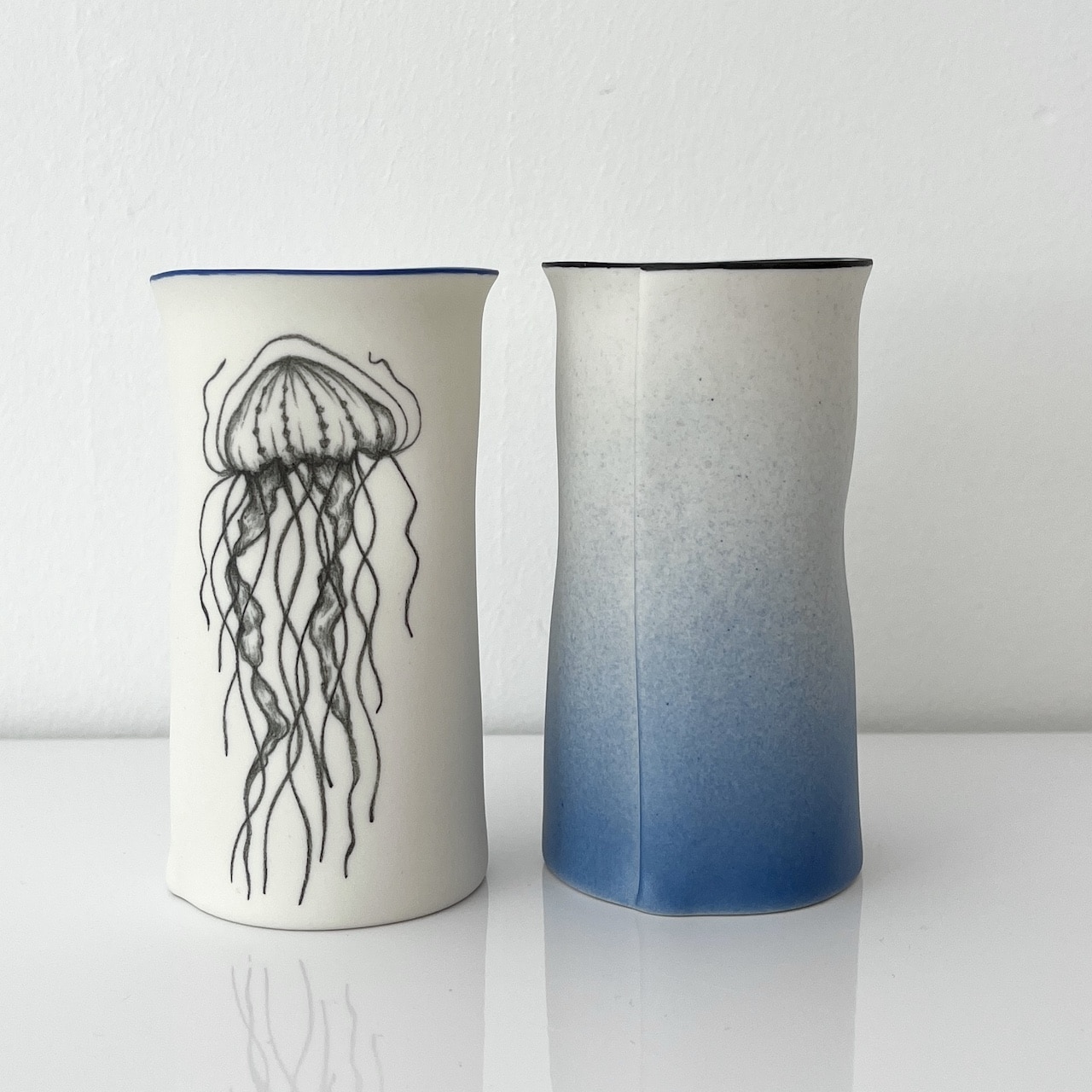 Delphine Niez- Céramiste, je propose des objets utilitaires en porcelaine, ces pièces uniques sont réalisées dans mon atelier à Poitiers.